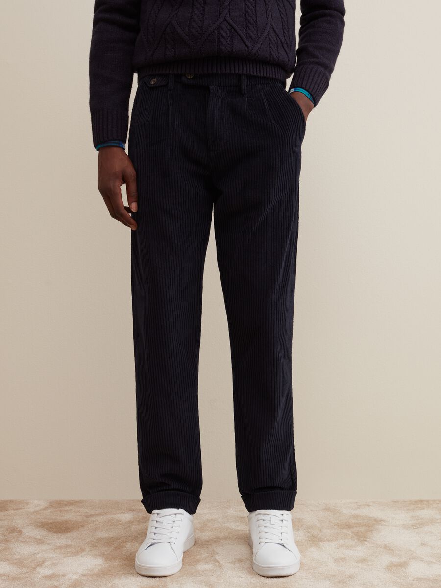 Pantaloni regular fit in corduroy con pinces_1