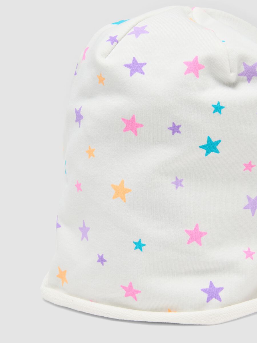 Cappello bianco in cotone elasticizzato con stampa stelle per bambina_2