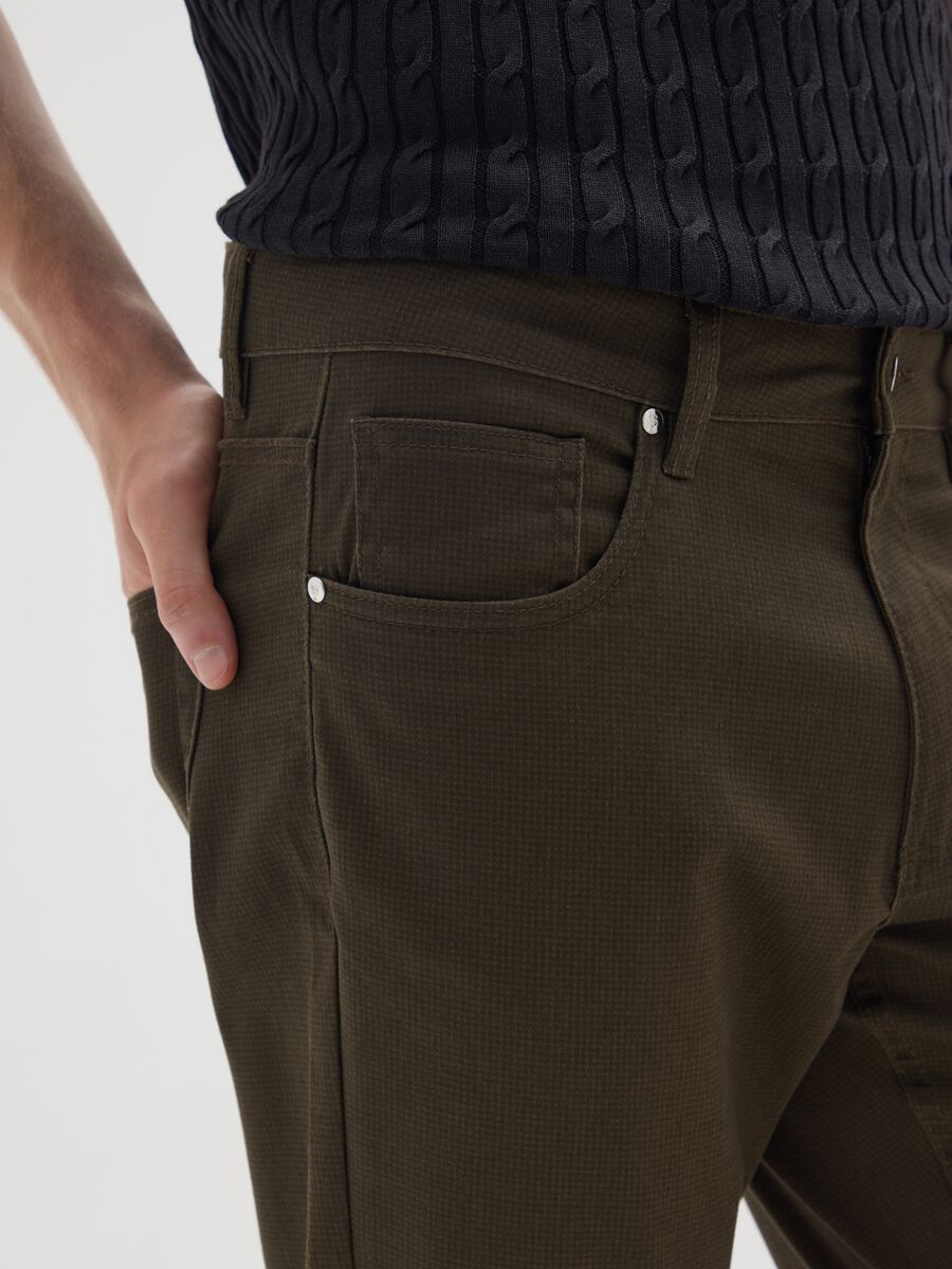 Pantaloni marroni slim fit con cinque tasche_3