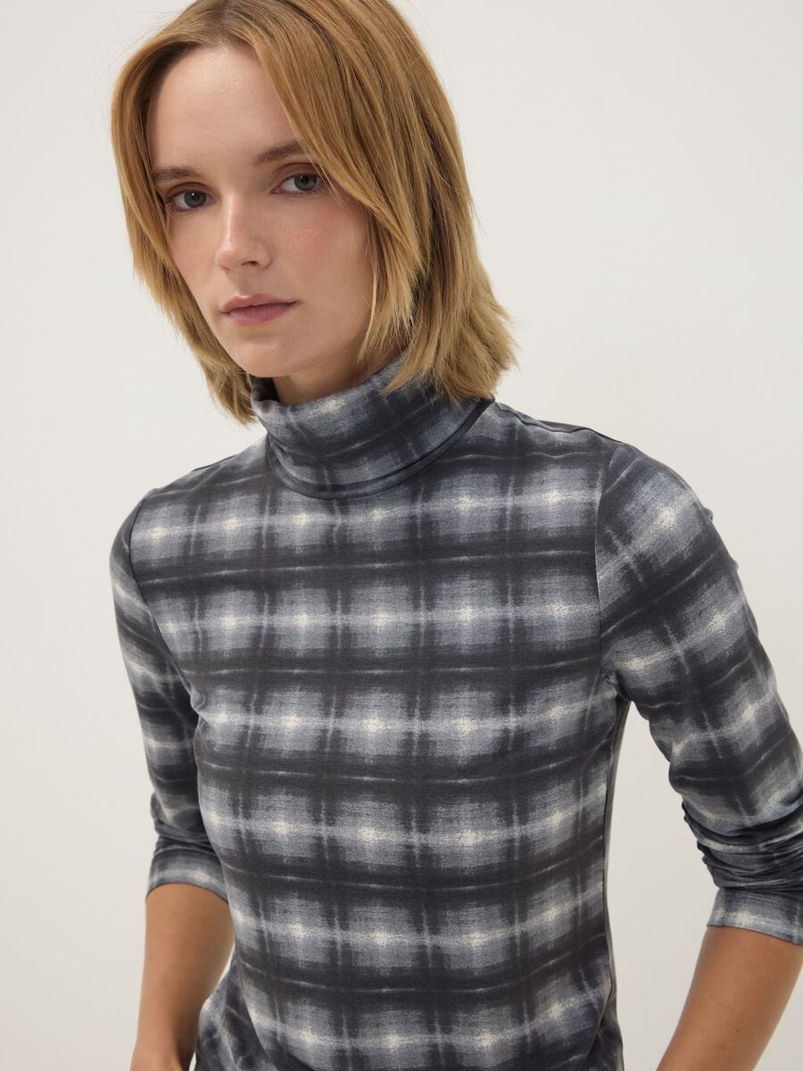 T-shirt grigia in viscosa elasticizzato con girocollo_1