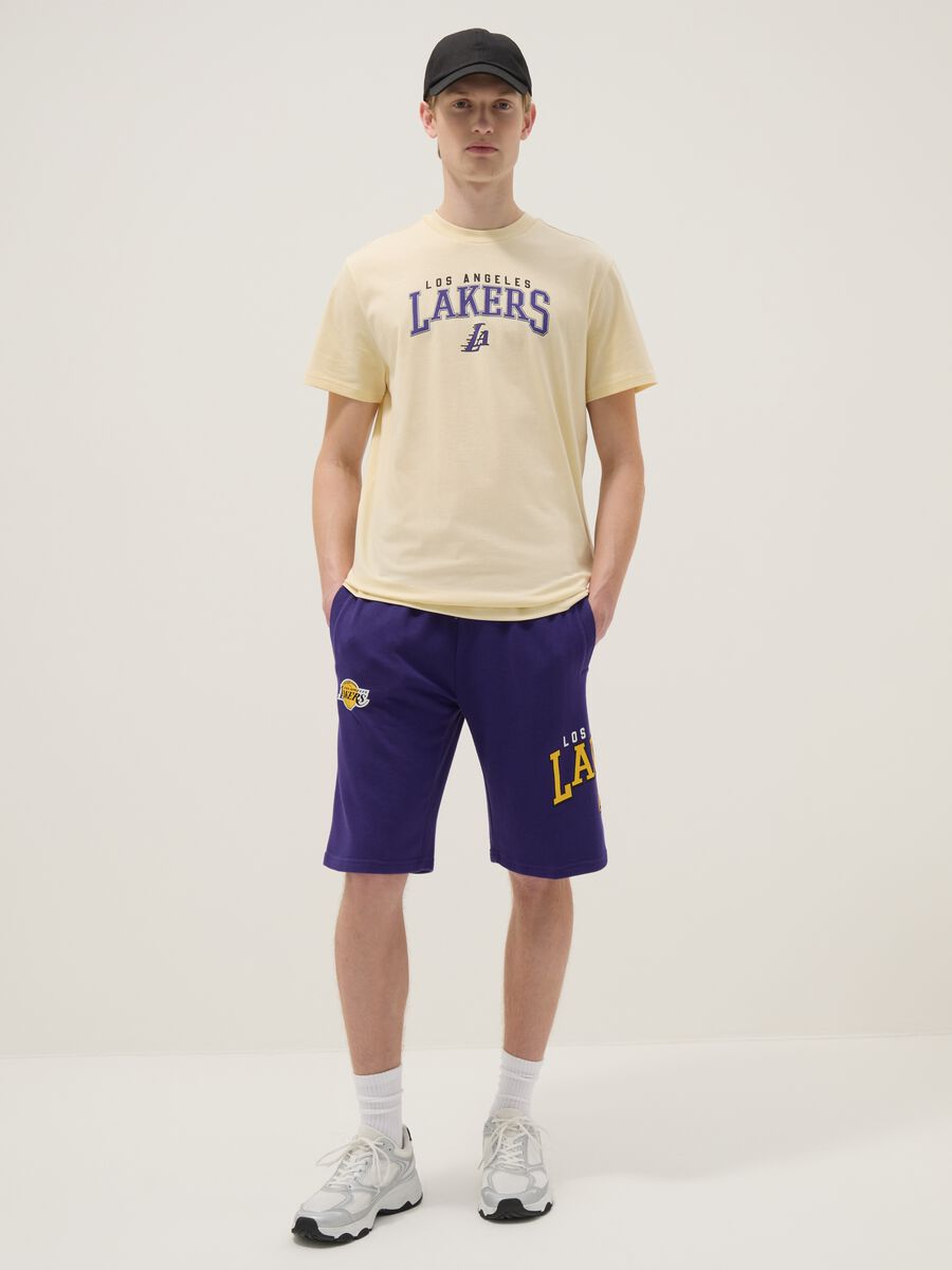Purple cotton blend shorts with Los Angeles Lakers prints_0