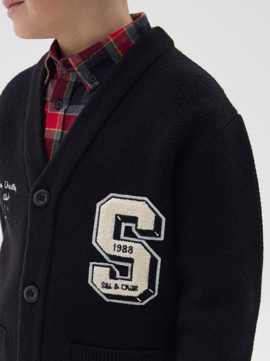 Multicolour deep V-neck oversized boy's cardigan with embroidery_2