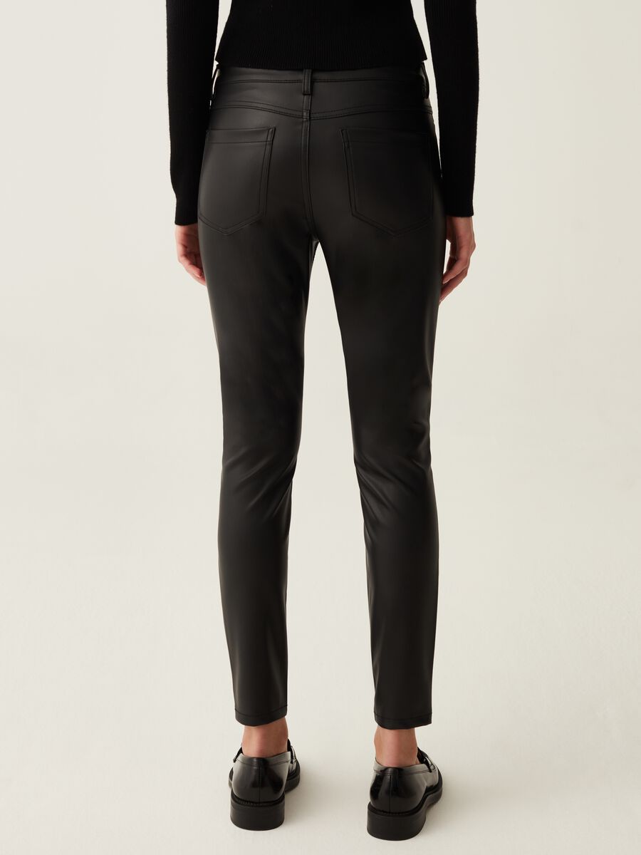 Pantaloni cropped skinny fit effetto lucido_2