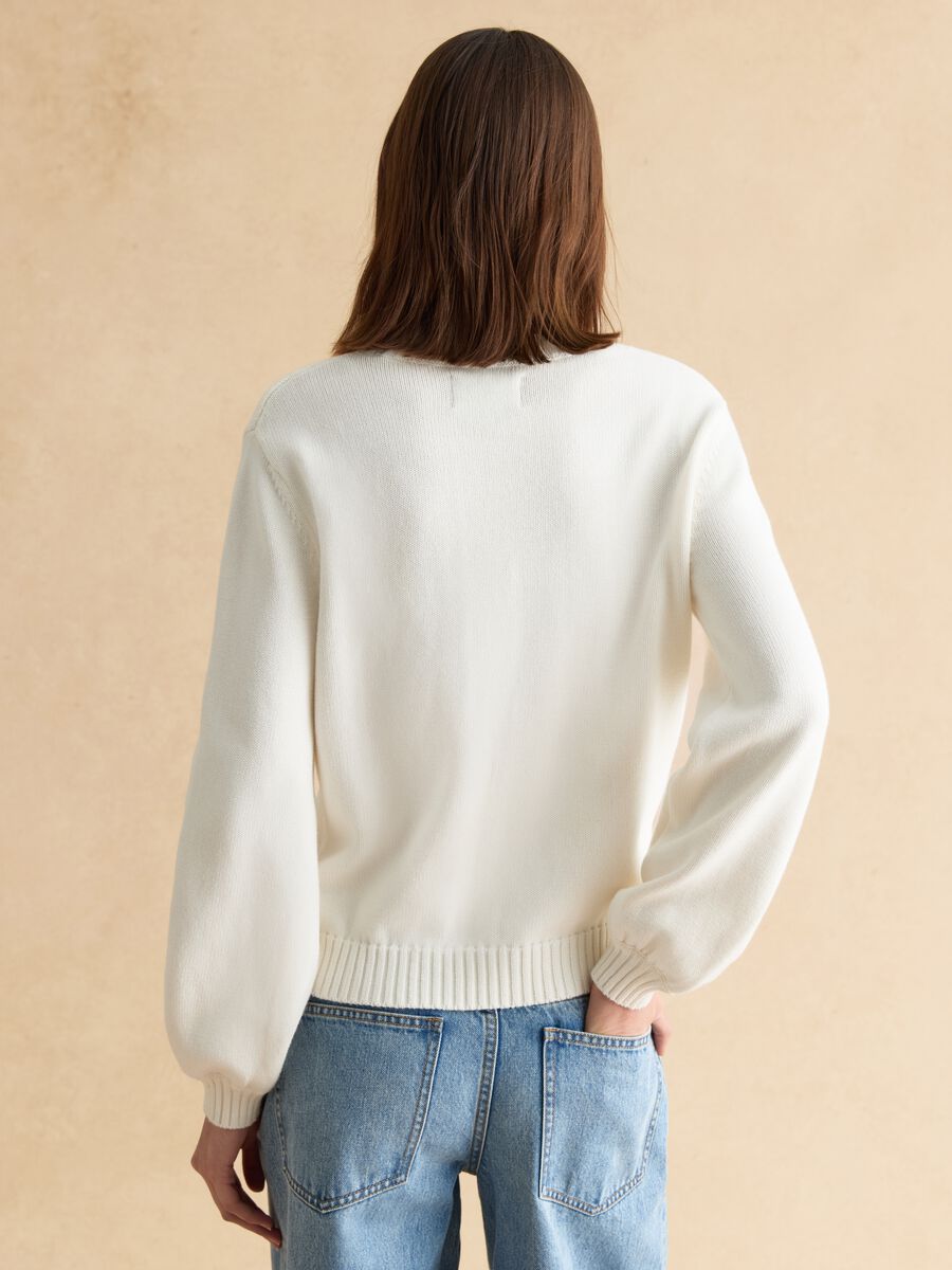 White pure cotton sweater with floral design regular fit_3