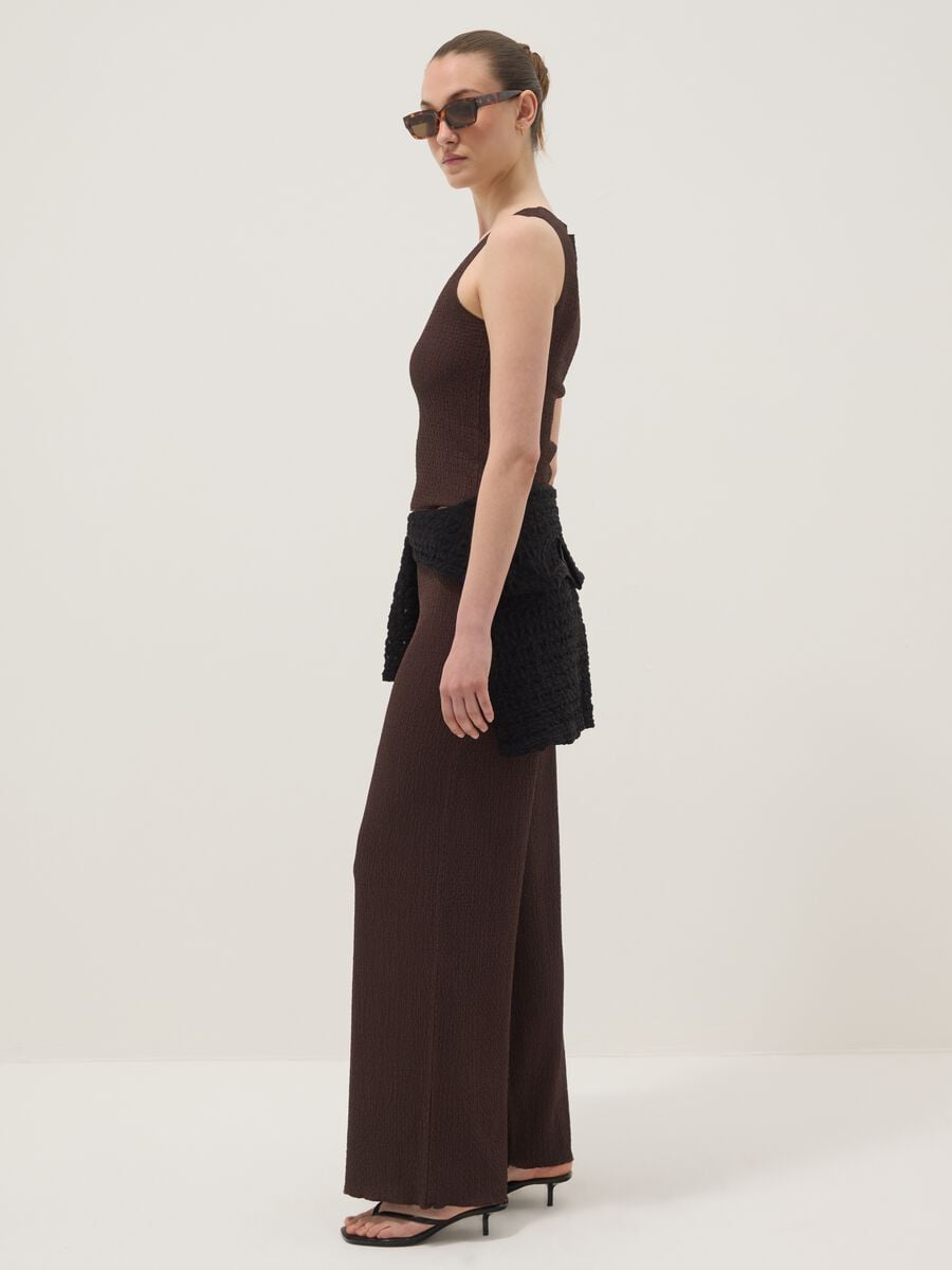 Pantaloni elasticizzati marroni wide leg con texture increspata_3