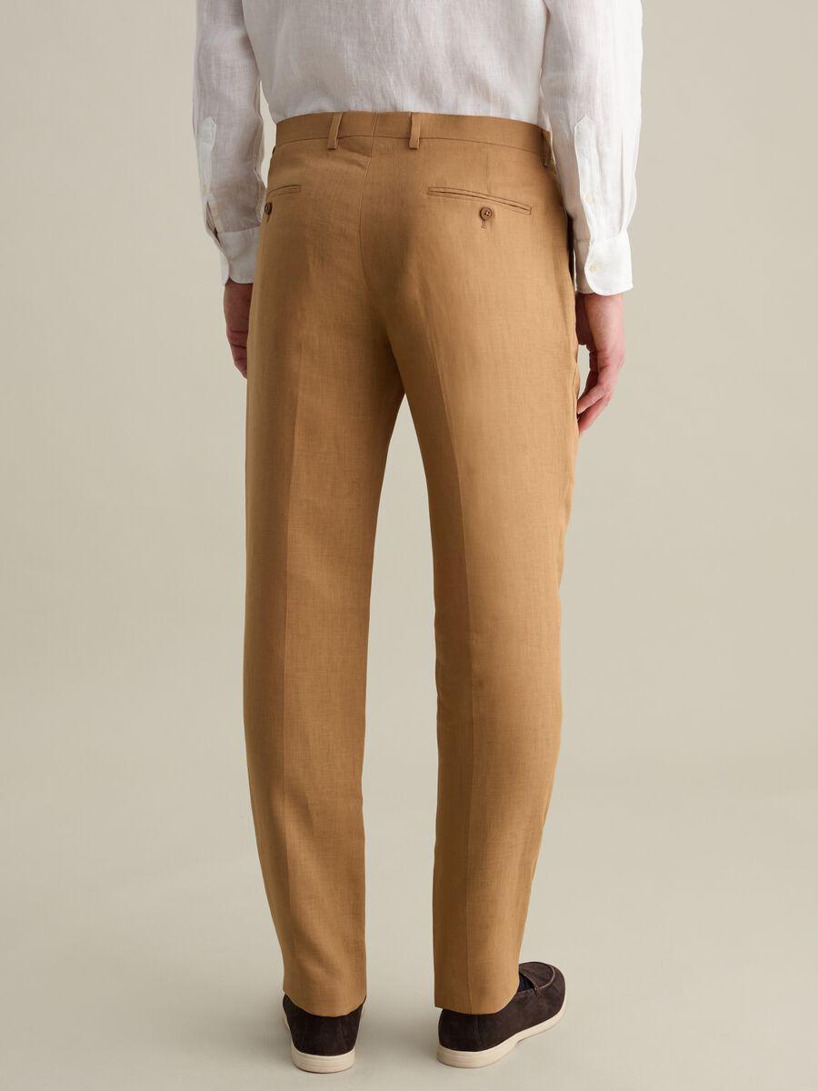 Contemporary regular-fit trousers in linen_2
