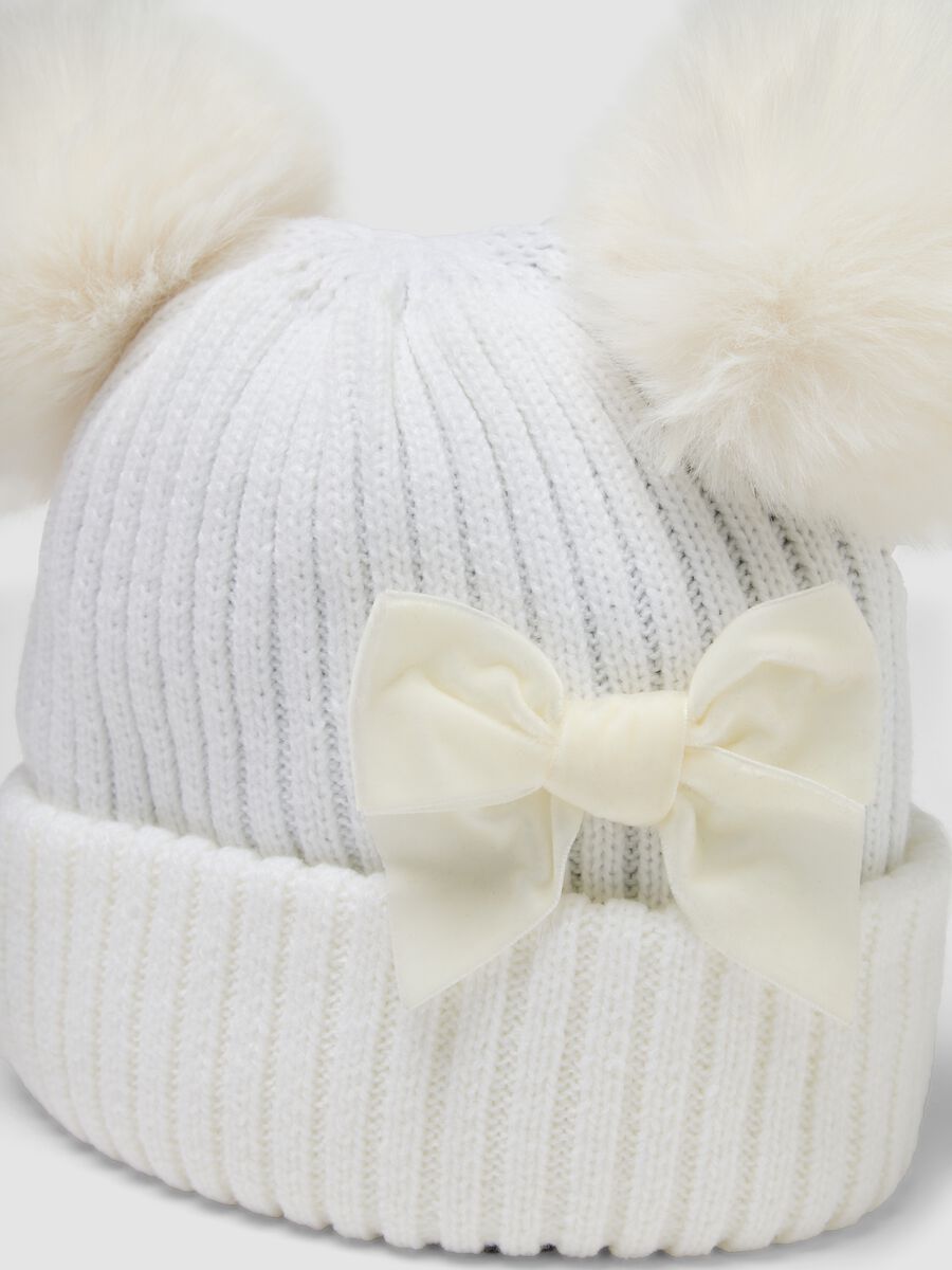 Cappello bianco in maglia a coste con fiocco e pompon_3