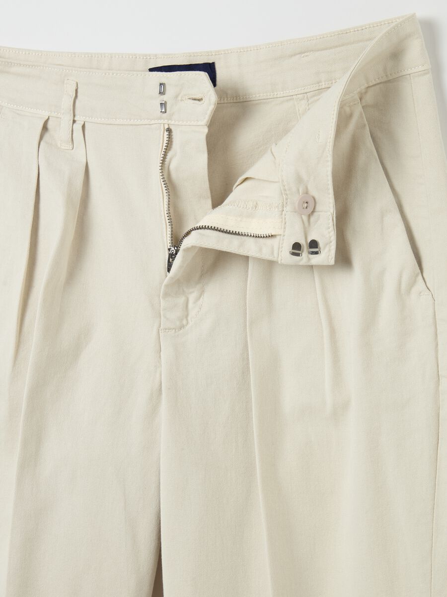 Cropped chino trousers with darts_5