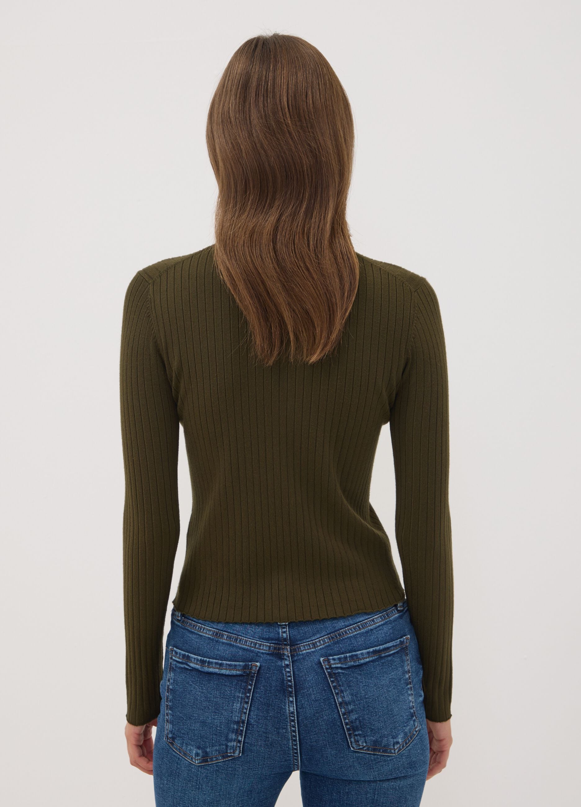 Maglia verde in misto viscosa a coste con collo rialzato