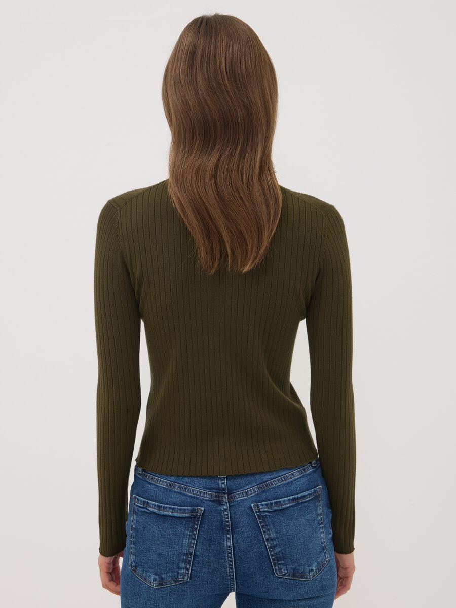 Maglia verde in misto viscosa a coste con collo rialzato_3