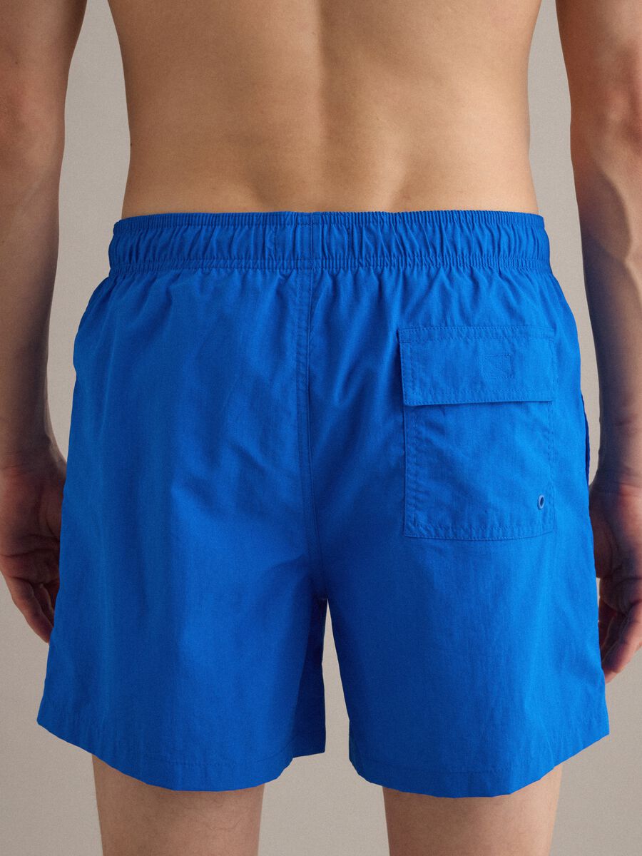 Boxer da mare blu con vita elasticizzata e coulisse_3