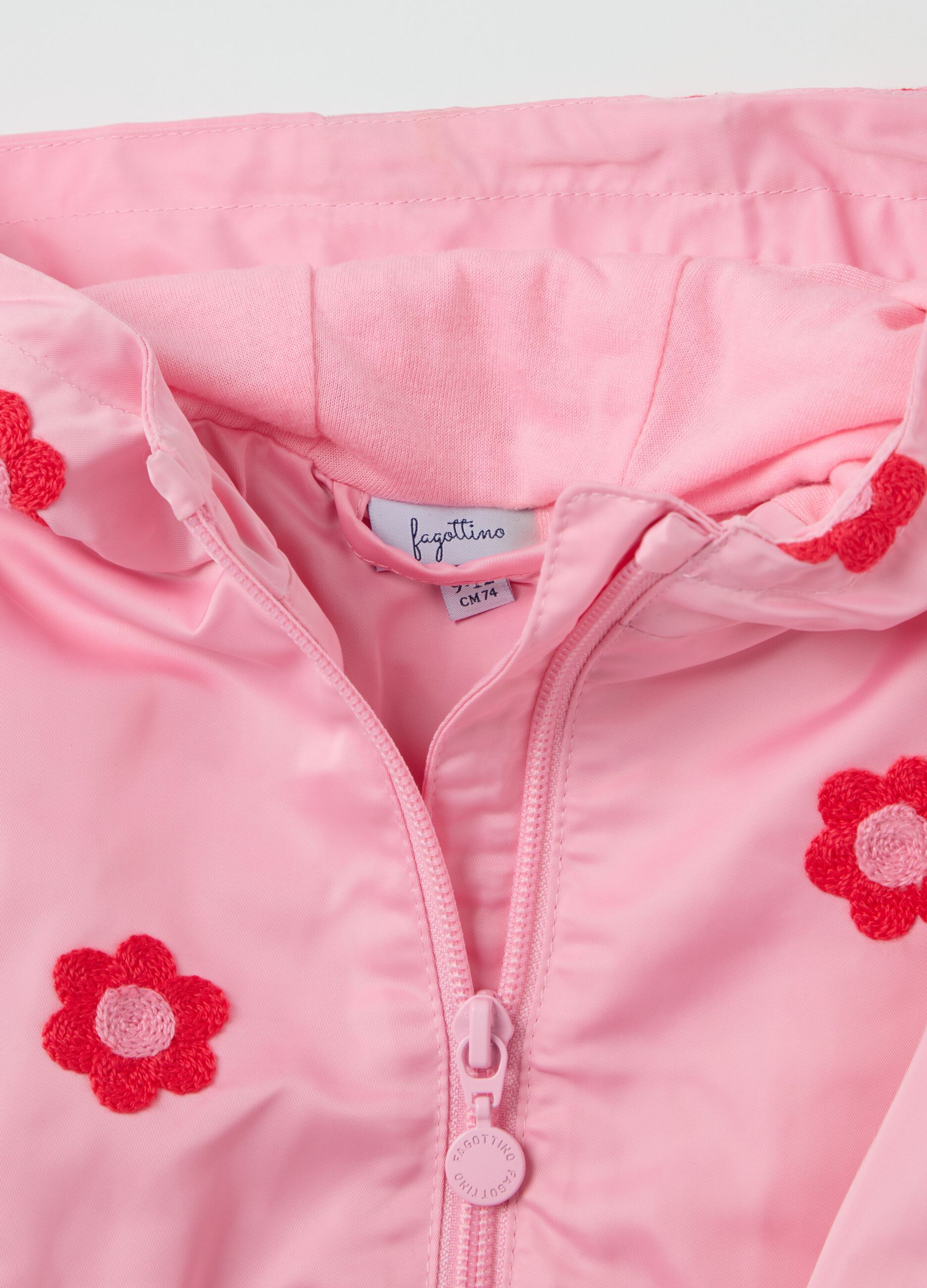 Giacca impermeabile con cappuccio ricamo fiori 