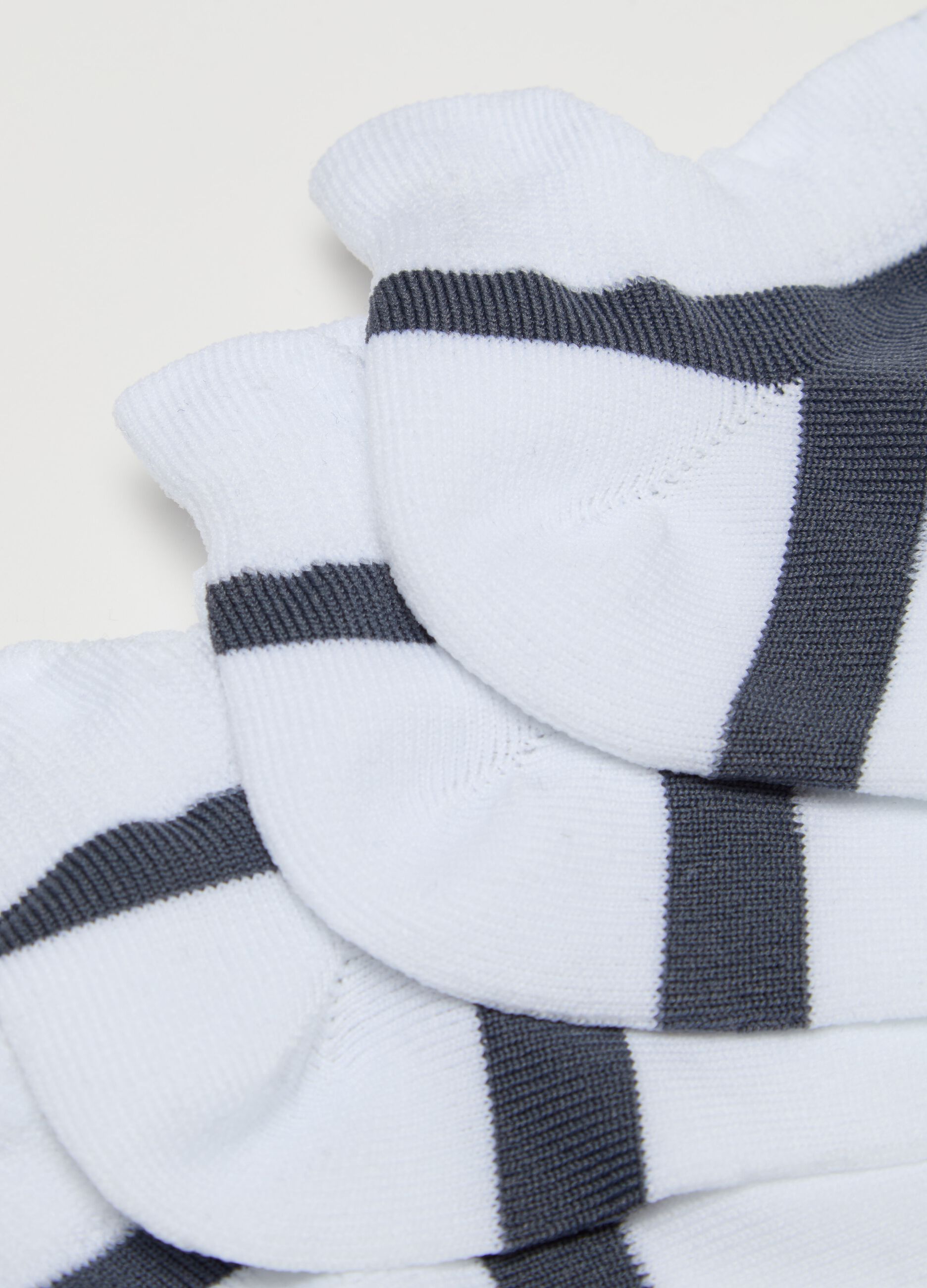 Three-pair pack stretch sneaker liners