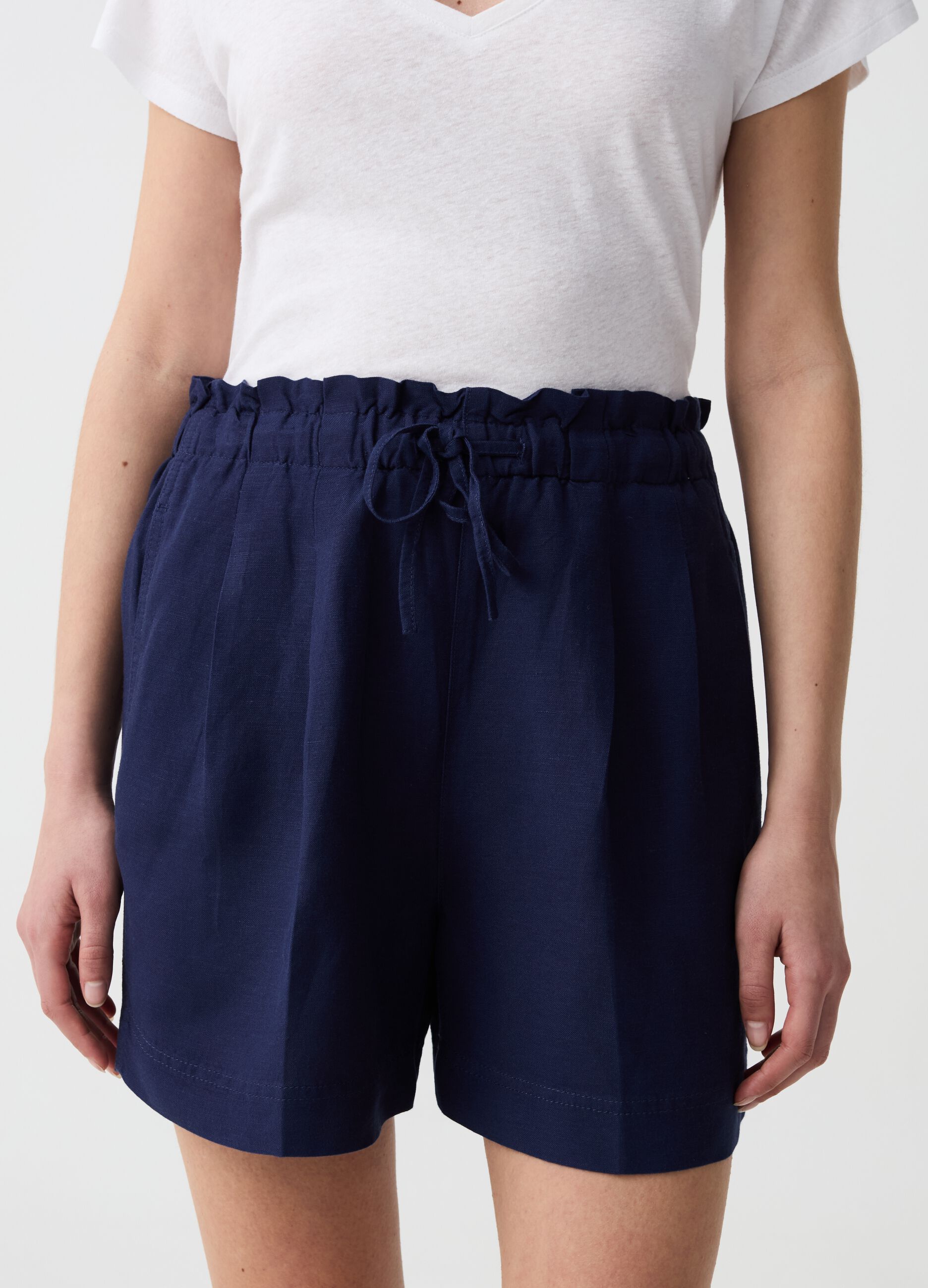 Shorts in lino e viscosa con pinces