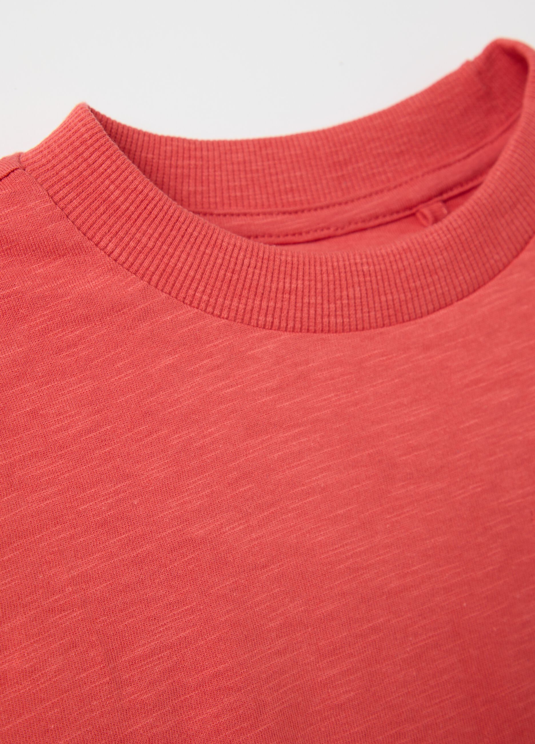 Red T-shirt in organic cotton with pocket