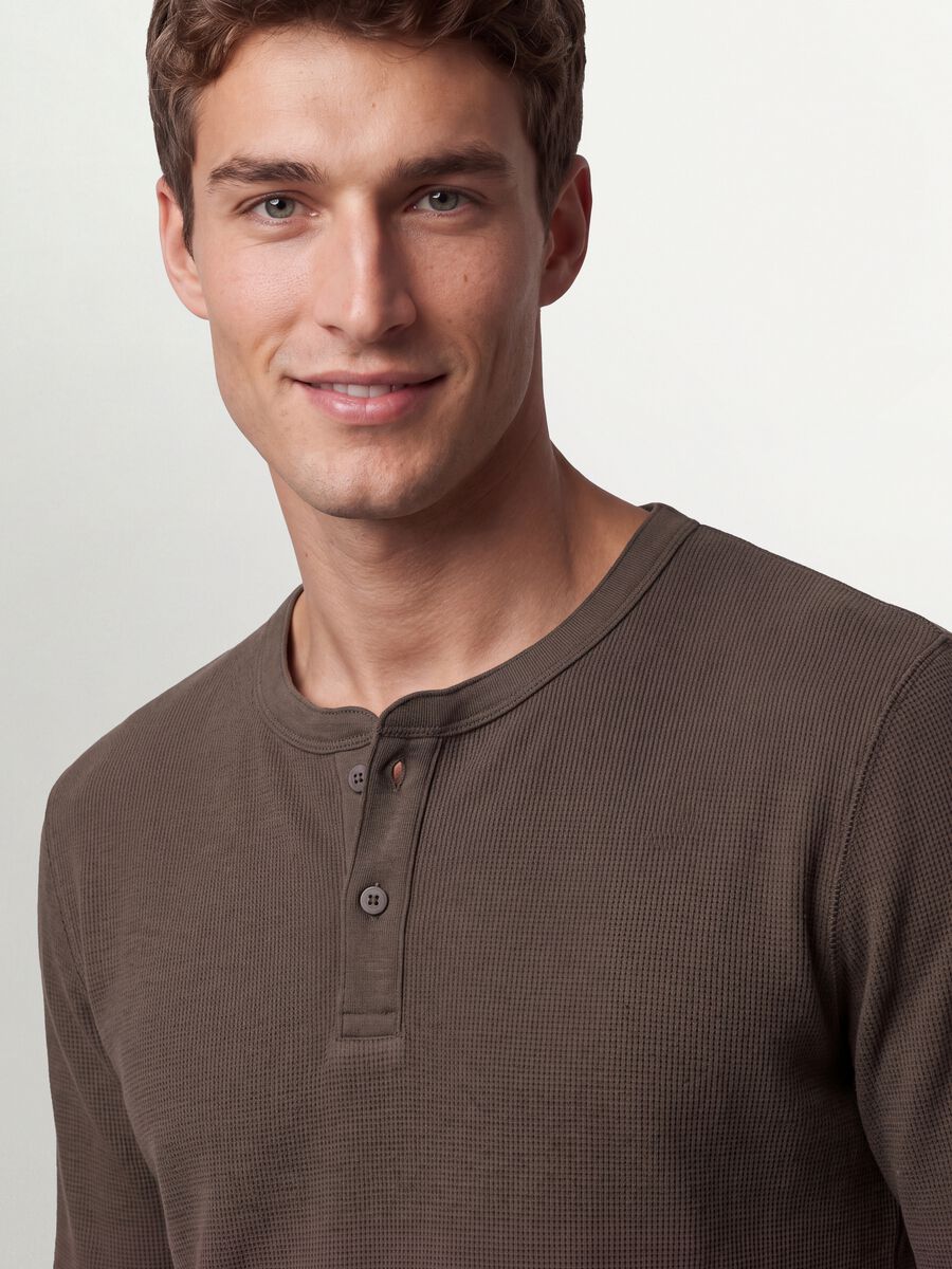 T-shirt marrone in misto viscosa a nido d'ape regular fit_0