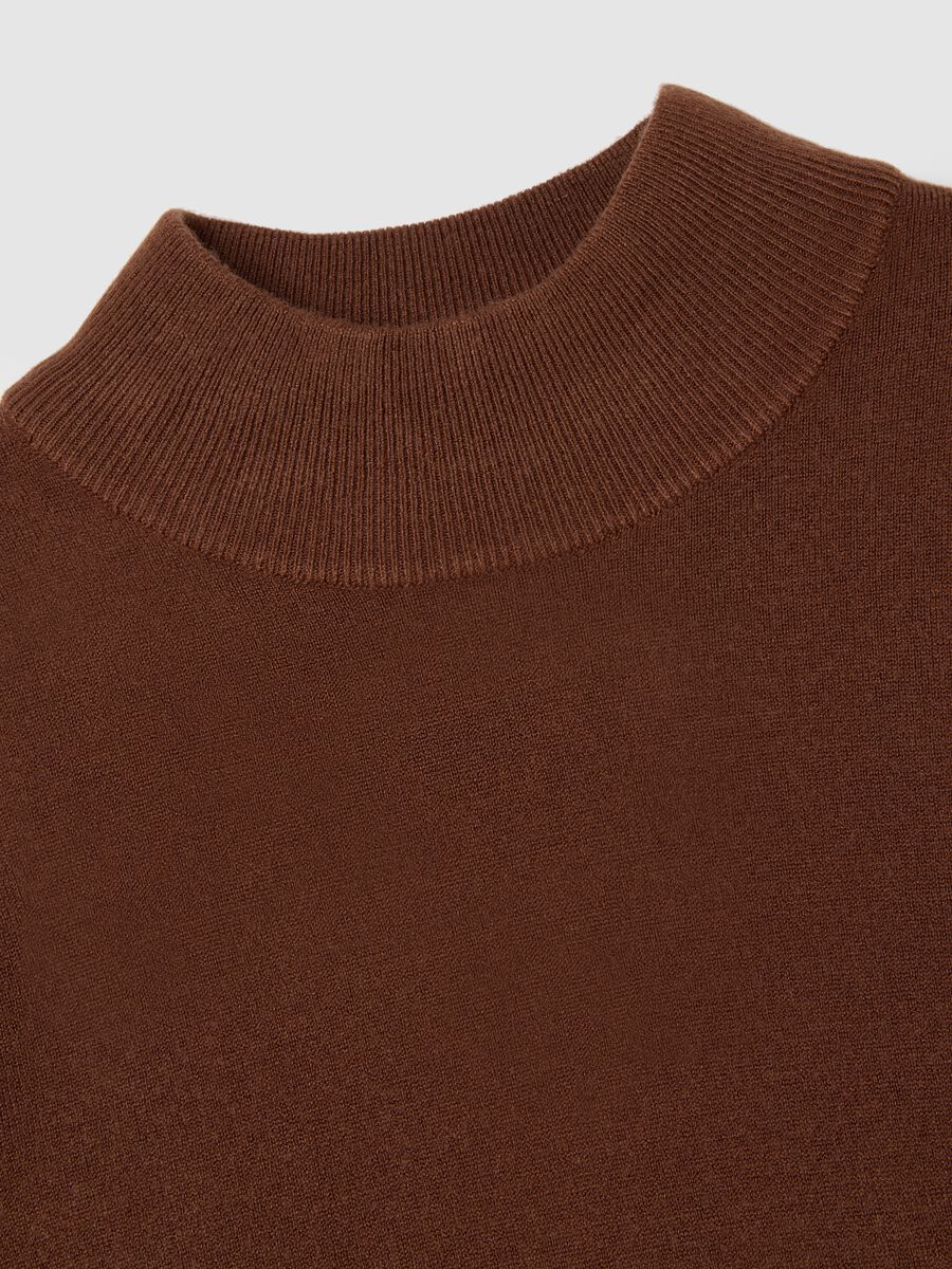 Brown Turtleneck Pullover_5