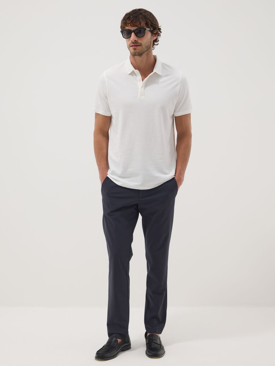 Pantaloni chino blu in tessuto elasticizzato carrot fit_1