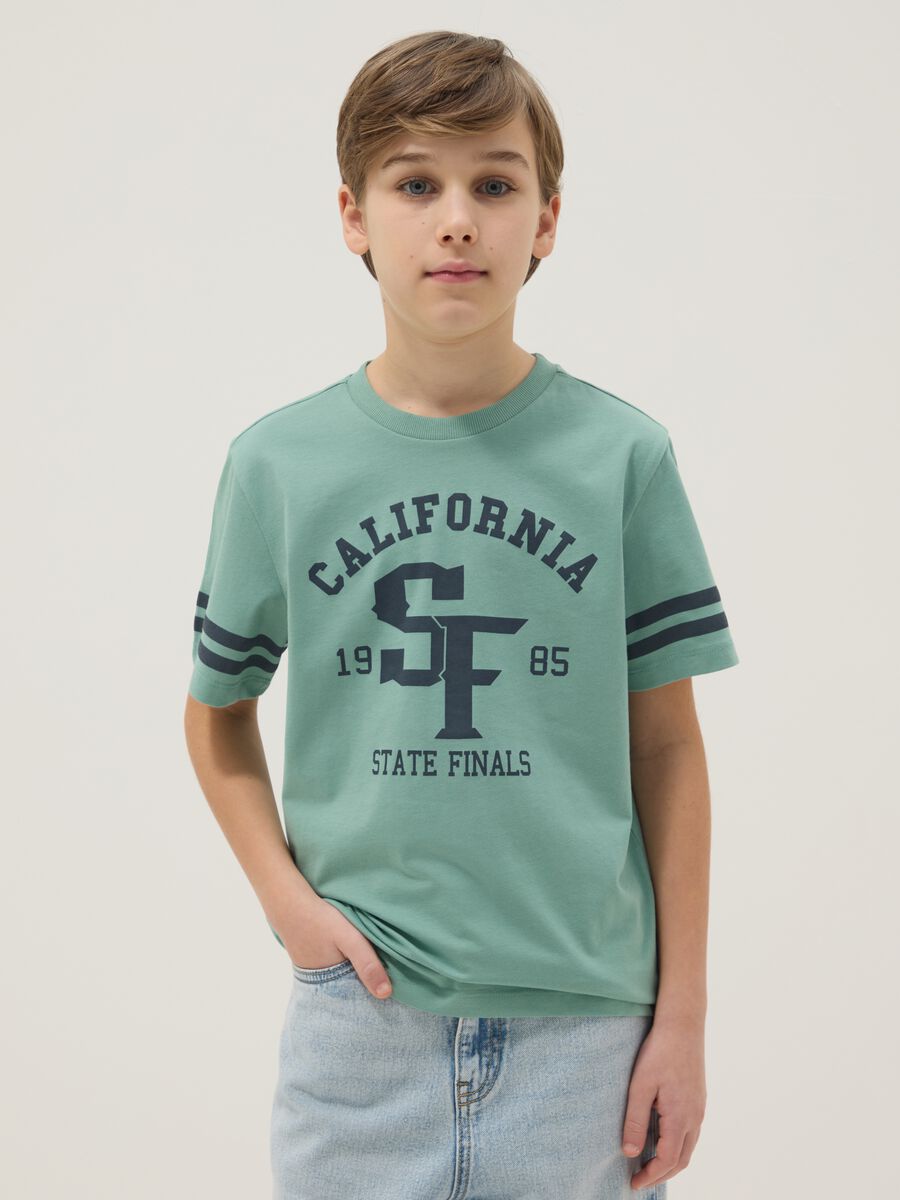 T-shirt verde in puro cotone da ragazzo con dettagli grafici regular fit_0