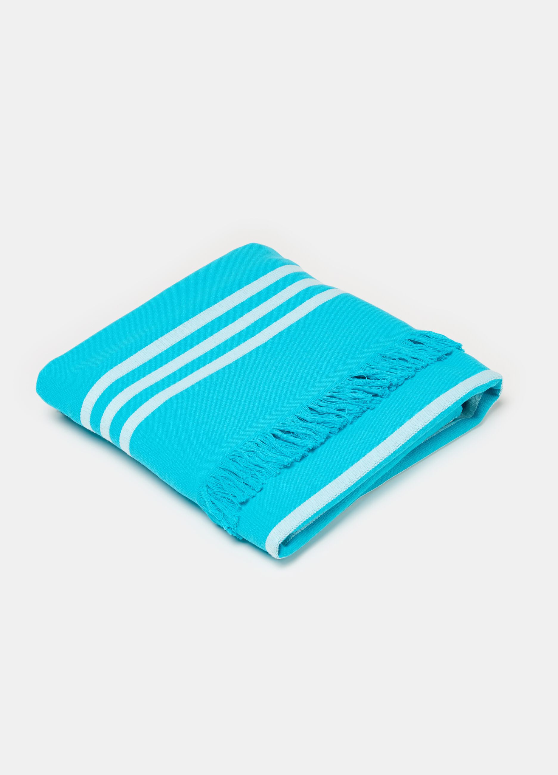 Beach towel with thin stripes and fringing