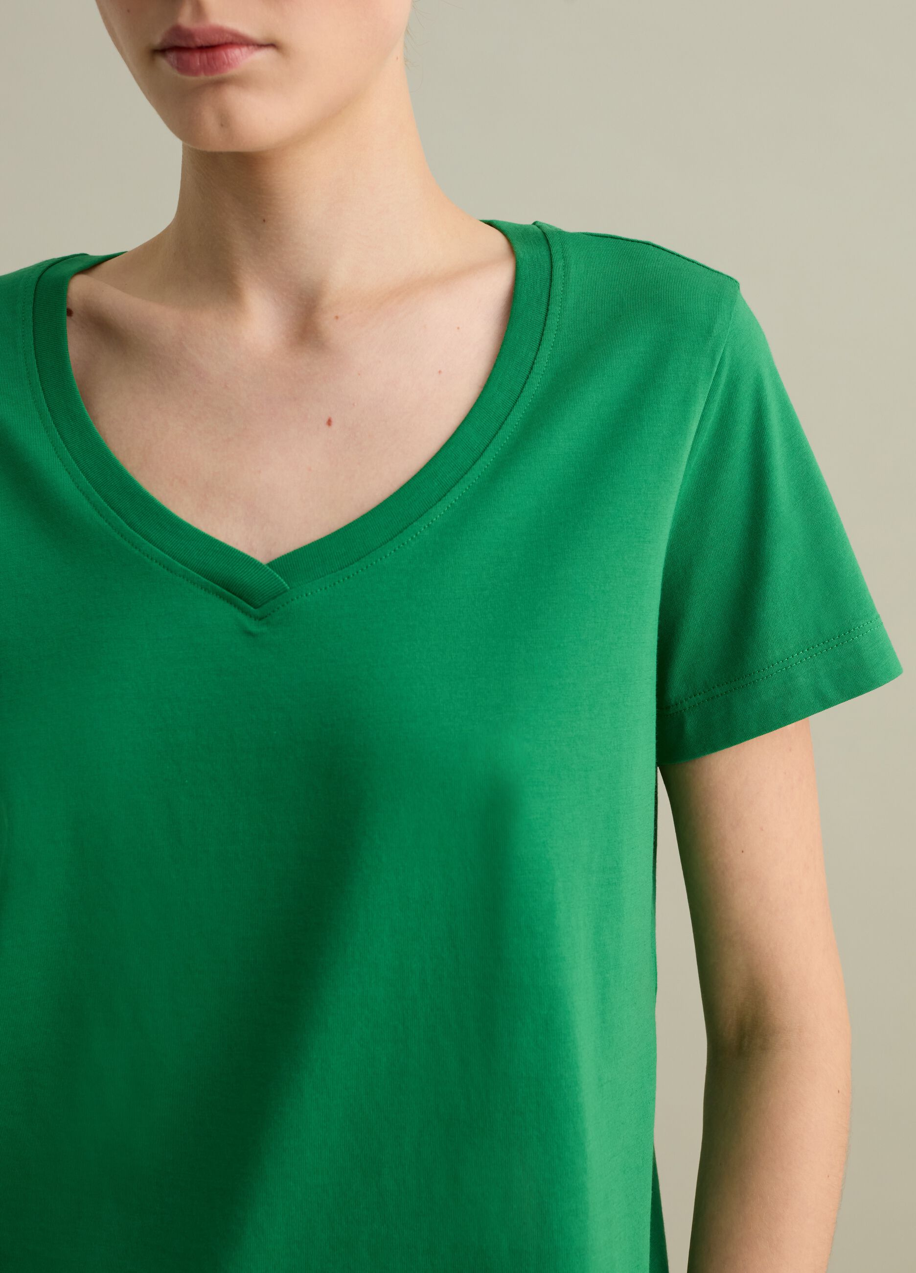T-shirt in cotone con scollo a V