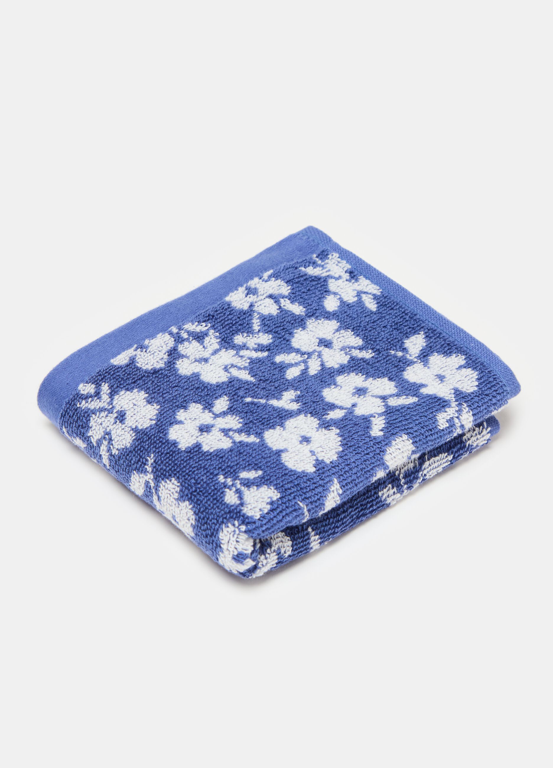 Guest towel with flowers pattern