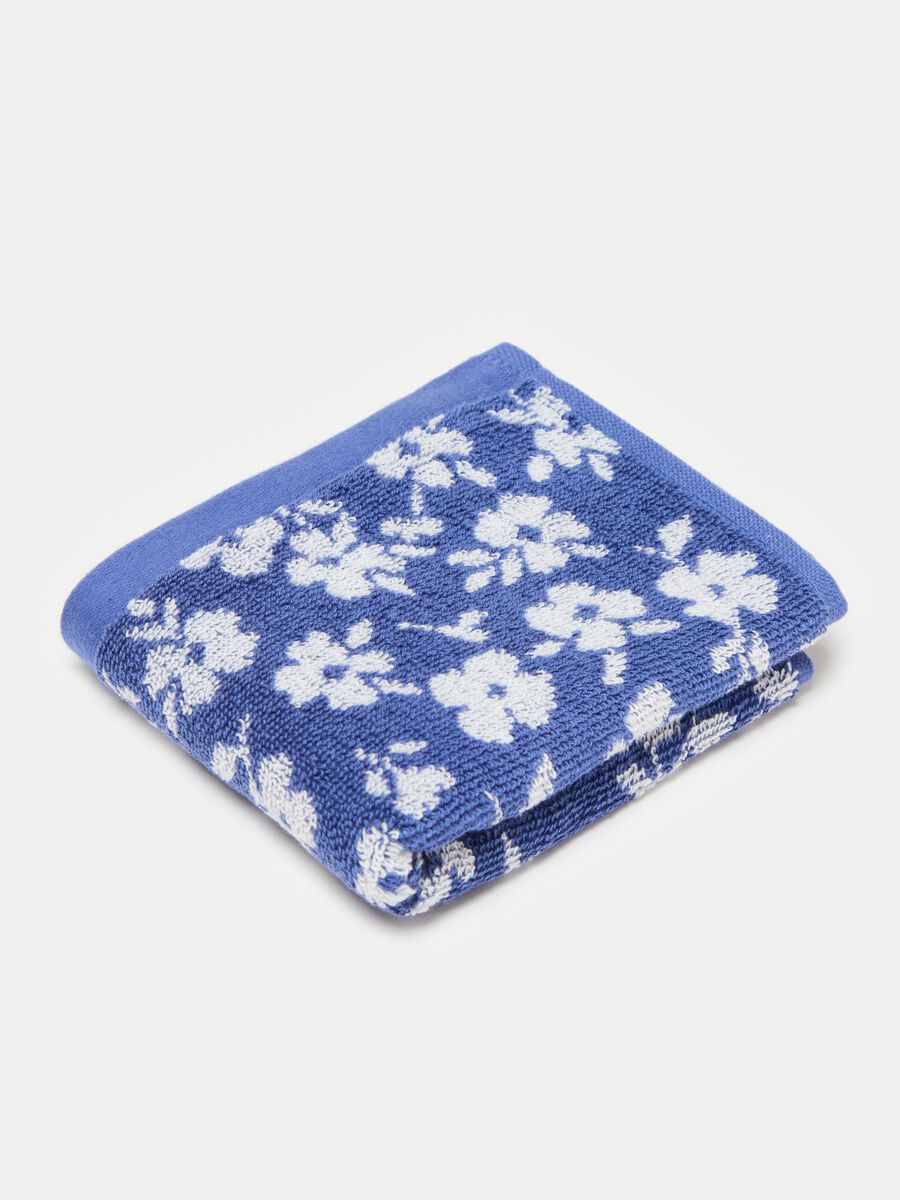 Guest towel with flowers pattern_0