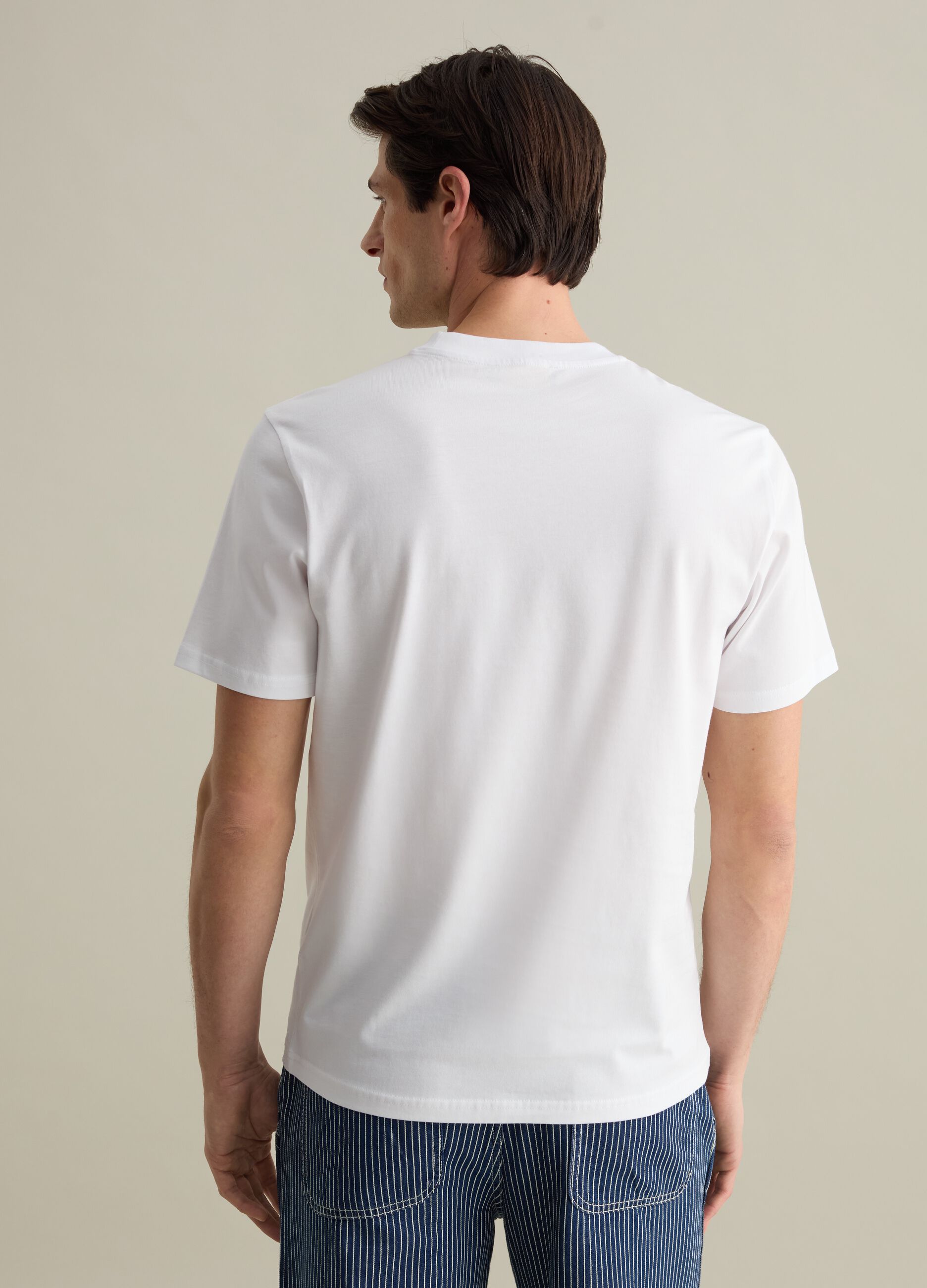 Plain cotton T-shirt with round neck.