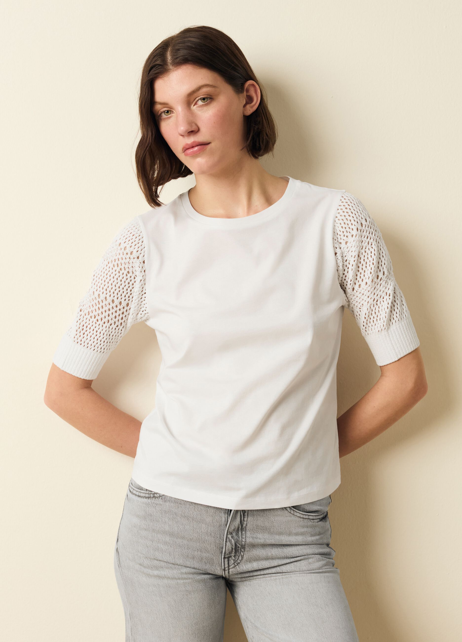 T-shirt with puff sleeves and crochet