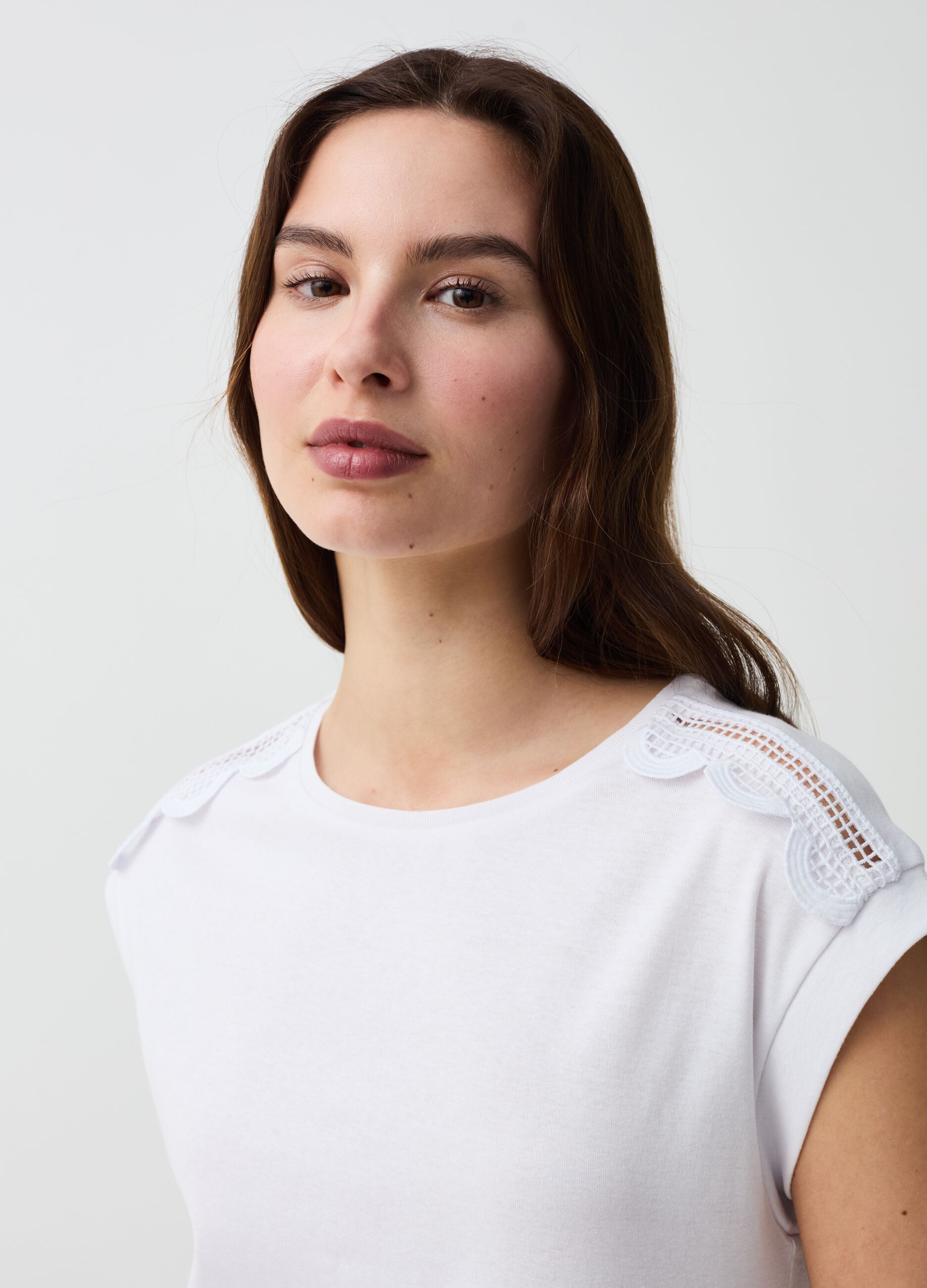 Sleeveless T-shirt with crochet application