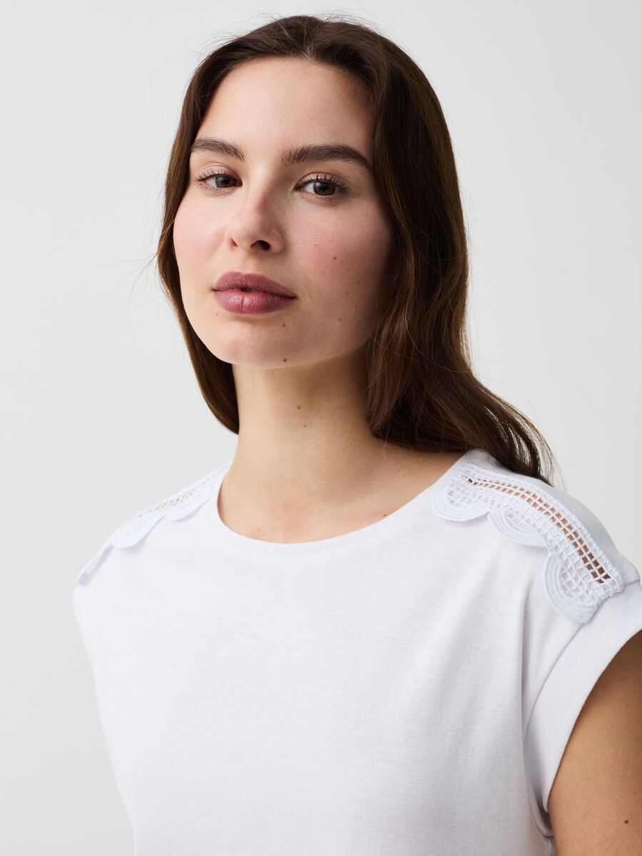 Sleeveless T-shirt with crochet application_0