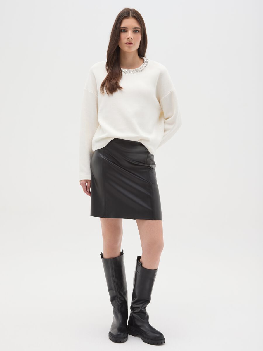 Maglia bianca in misto cotone regular fit con collo decorato_1