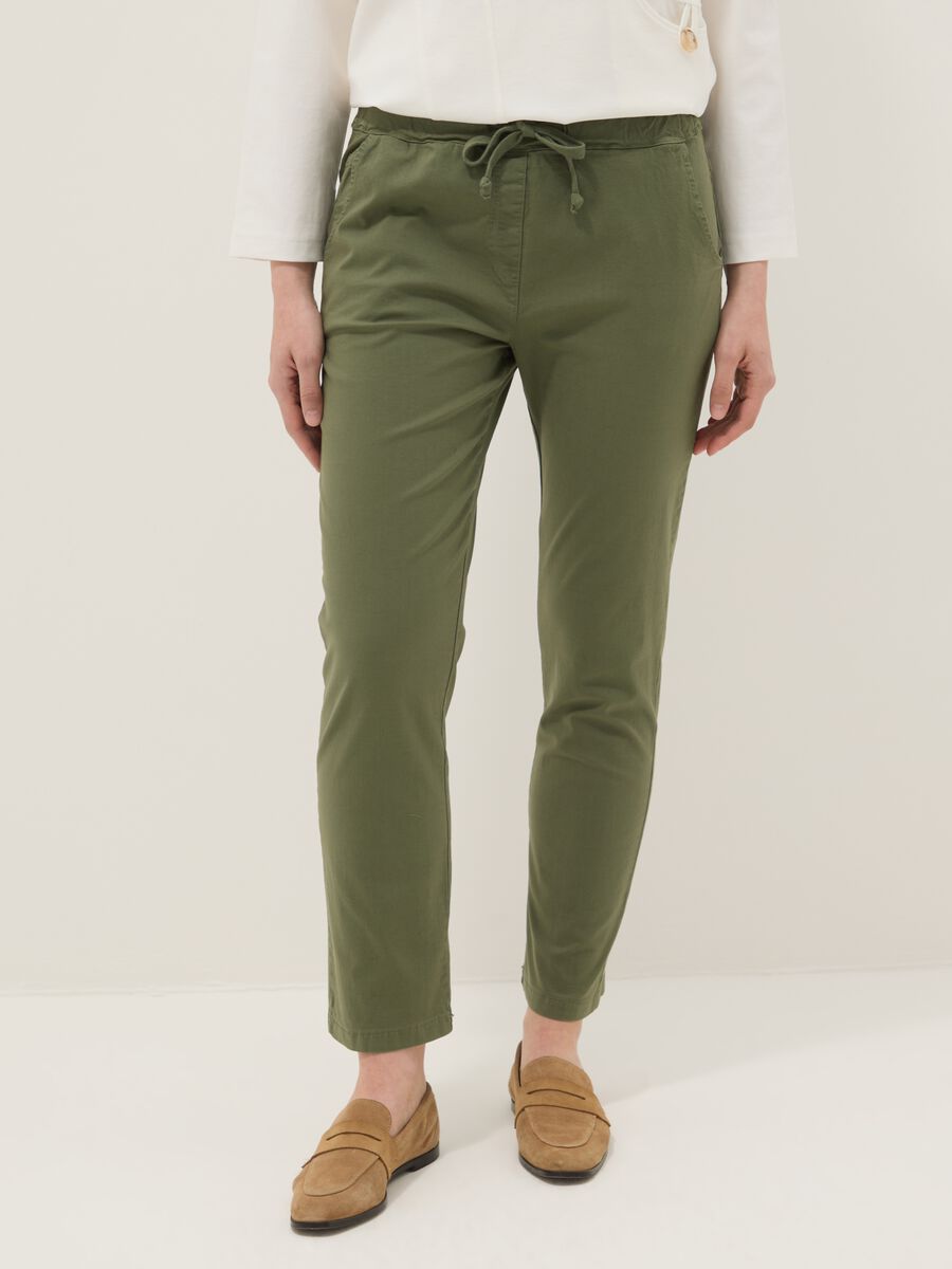 Pantaloni verdi in cotone elasticizzato con coulisse_1