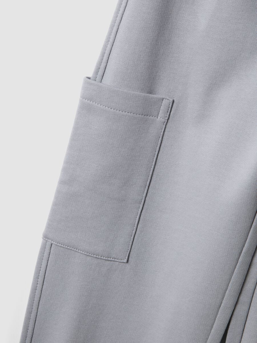 Pantaloni jogger grigi in puro cotone organico con tasche cargo per bambino_2