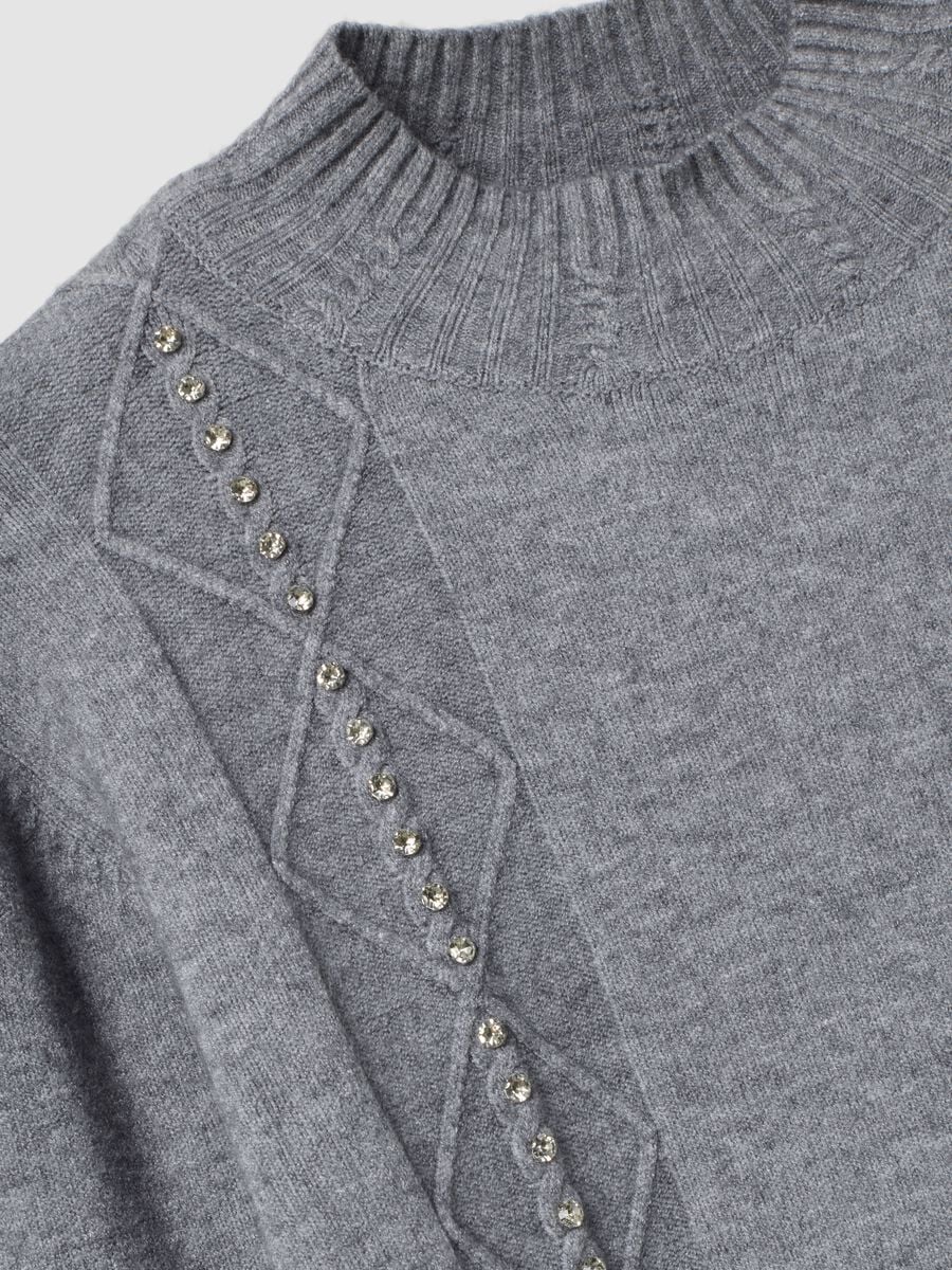 Maglia grigia in misto viscosa con collo alto a costine regular fit_1