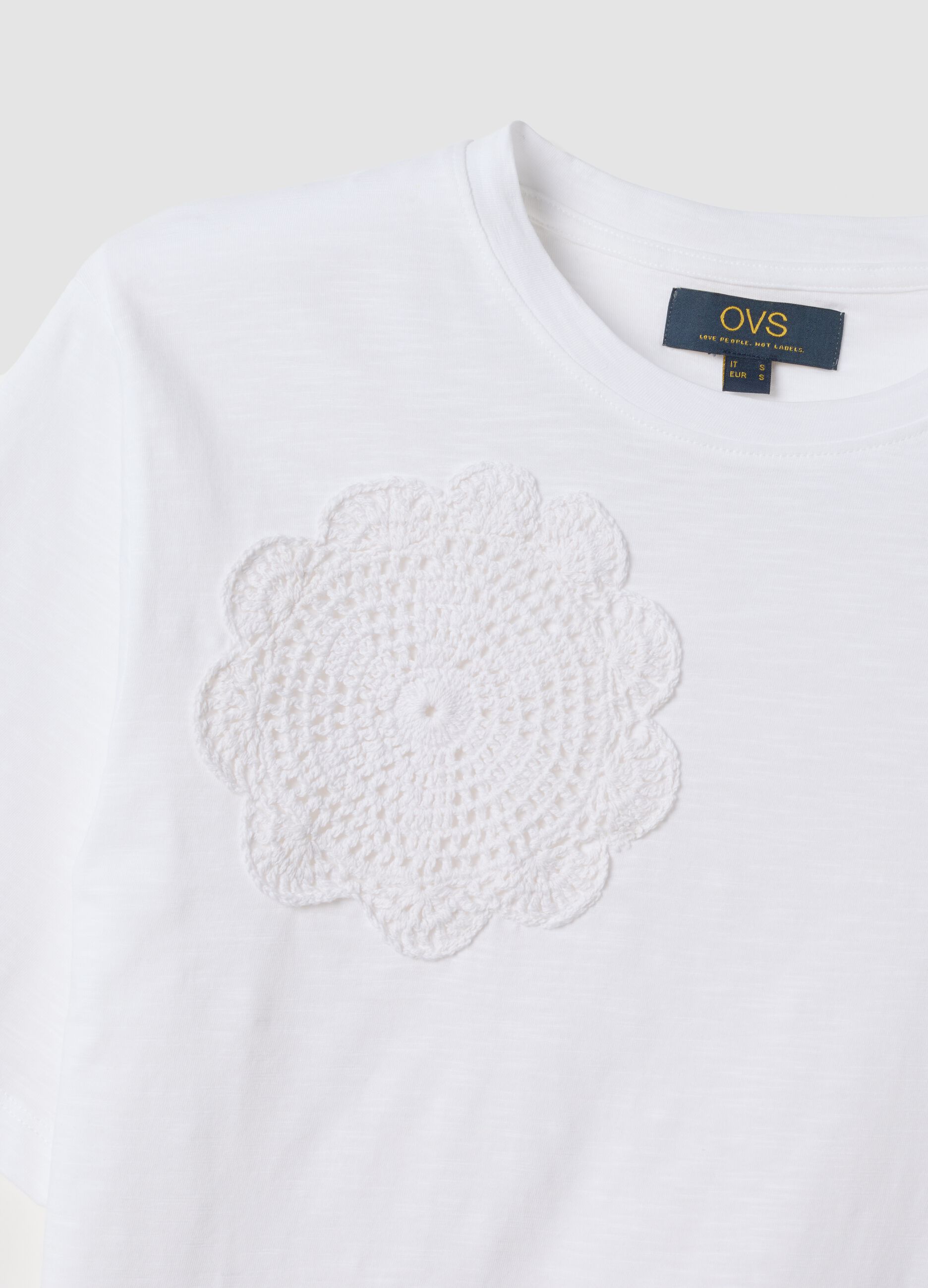 White pure cotton T-shirt with crochet appliqu&eacute;