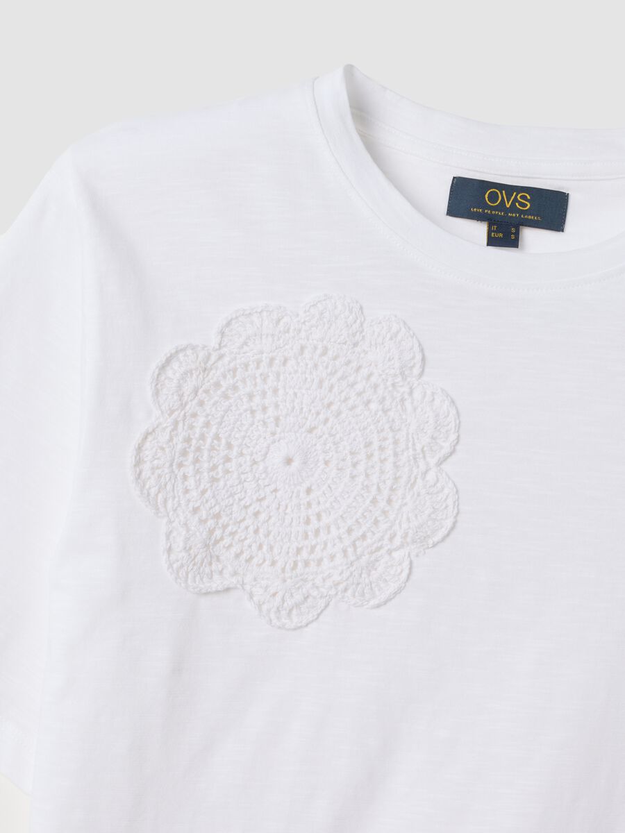 T-shirt bianca in puro cotone con applicazioni crochet_1