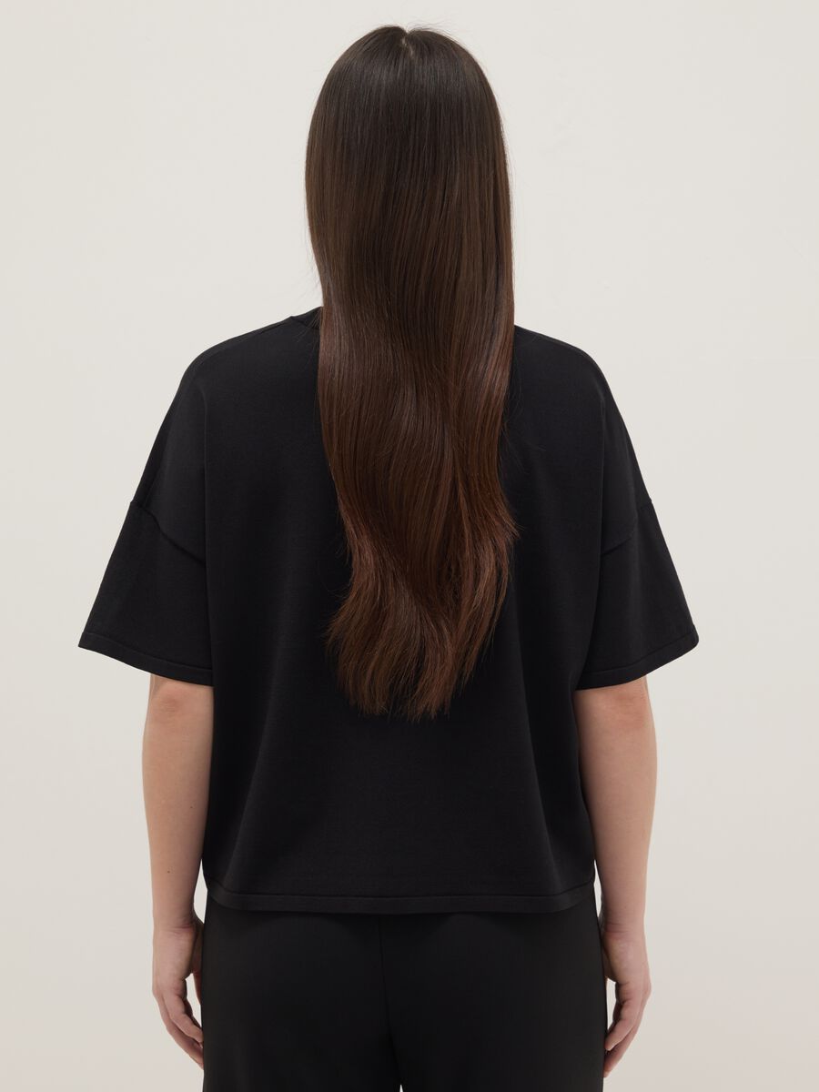 Maglia crop nera oversize fit con collo rotondo_2