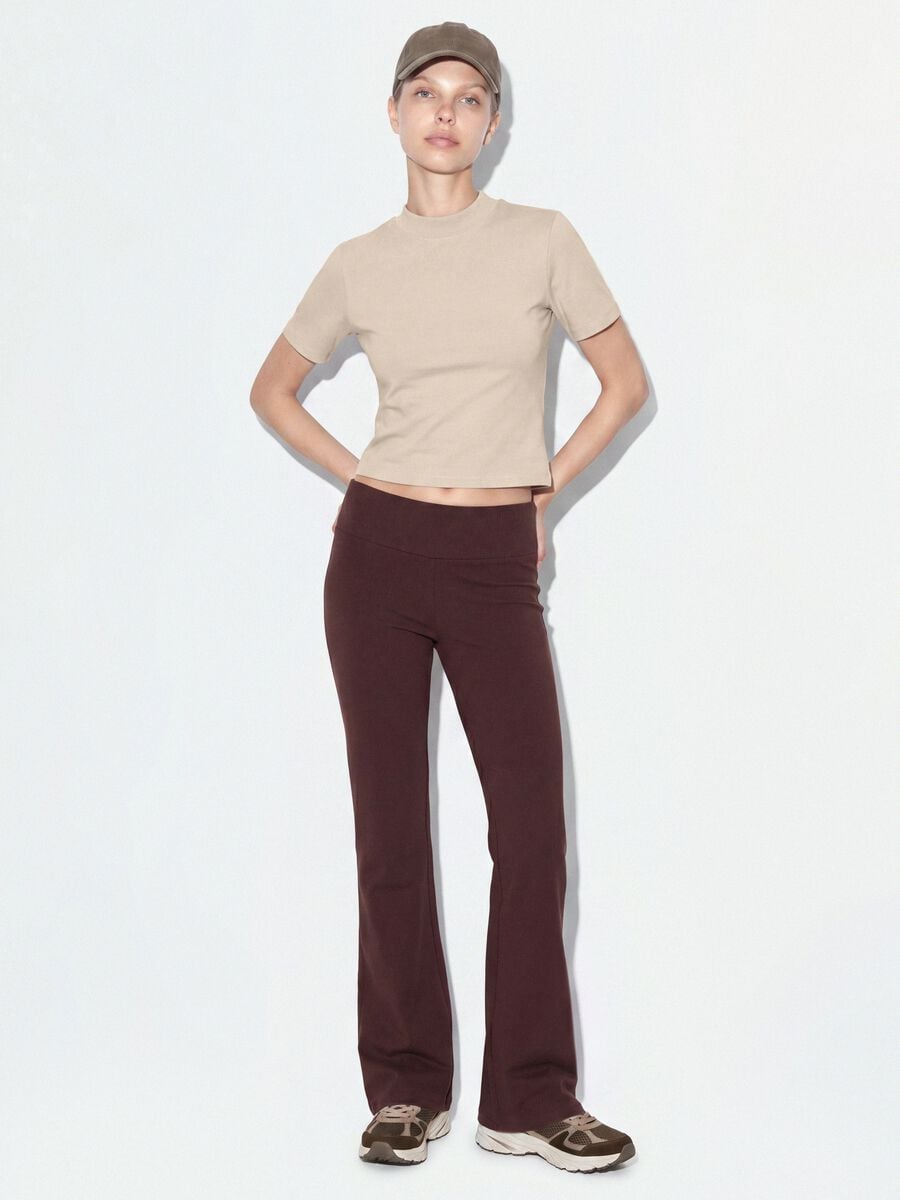 T-shirt fitted beige in cotone elasticizzato con collo rialzato_1
