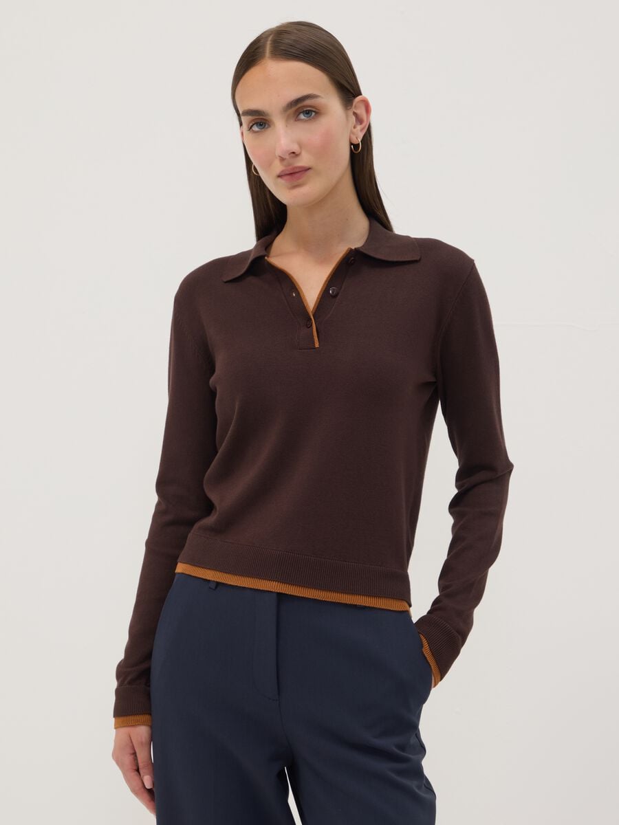 Maglia marrone in misto viscosa con colletto polo regular fit_1