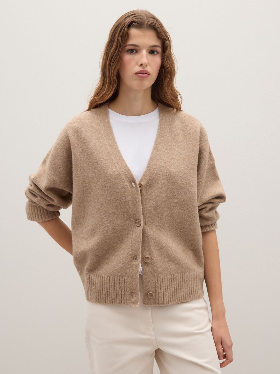 Cardigan beige vestibilità over con scollo a V e bottoni_0
