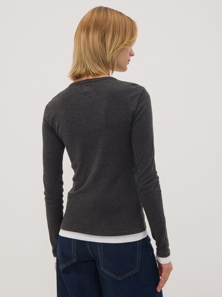 T-shirt grigia in misto cotone con girocollo_3