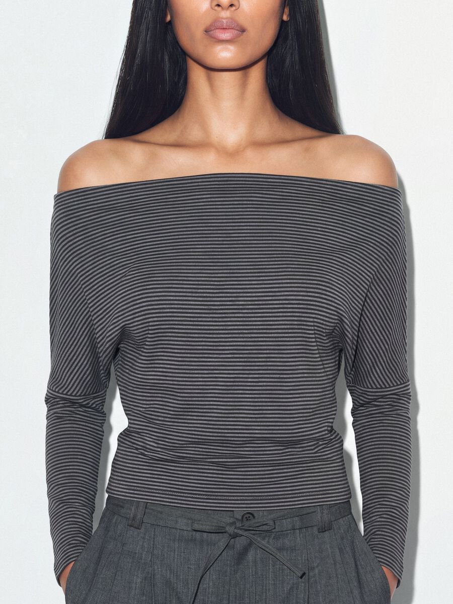 T-shirt grigia in viscosa elasticizzata con scollo a barchetta a righe_2