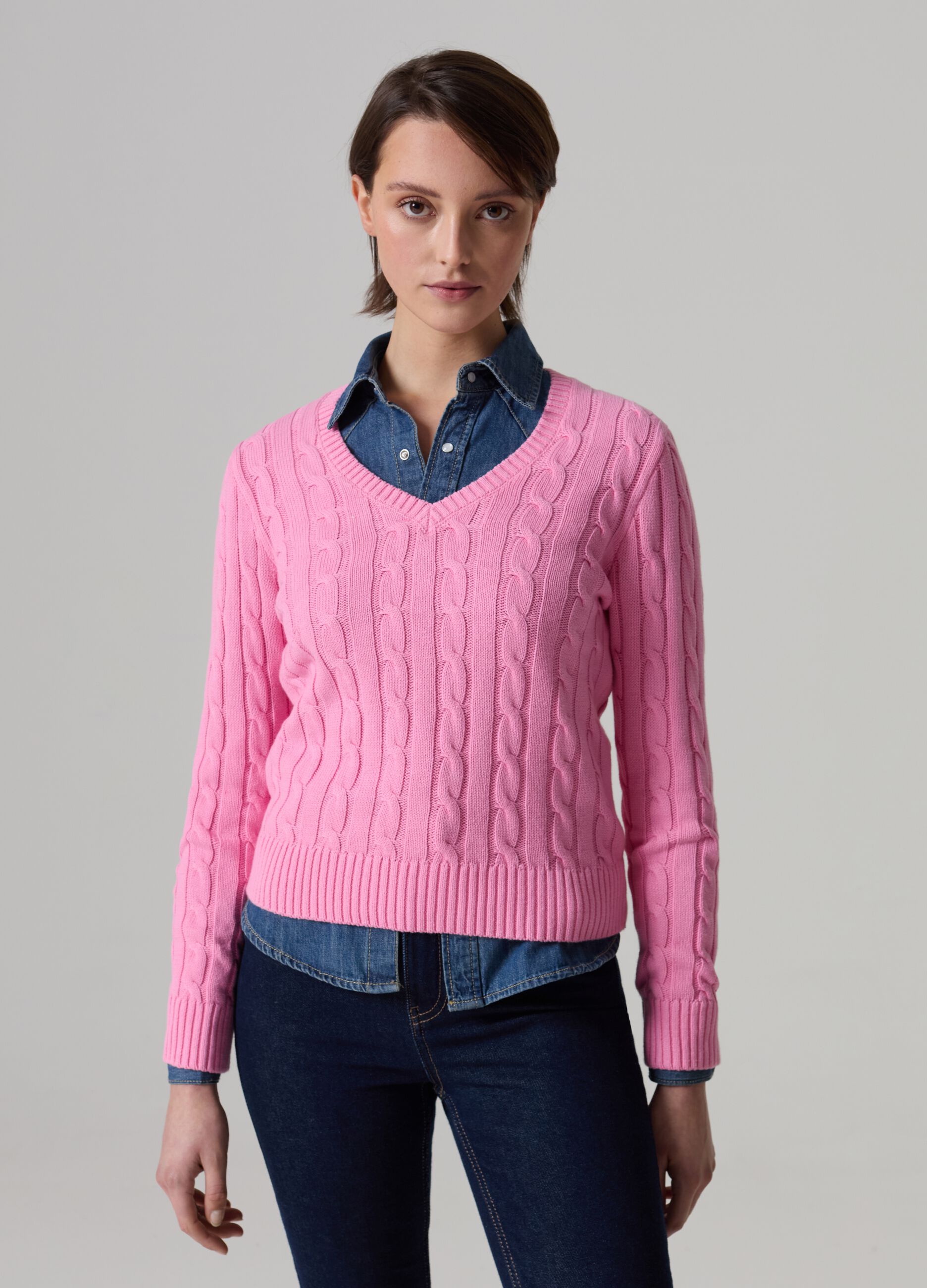 Pullover with V neck and cable-knit design