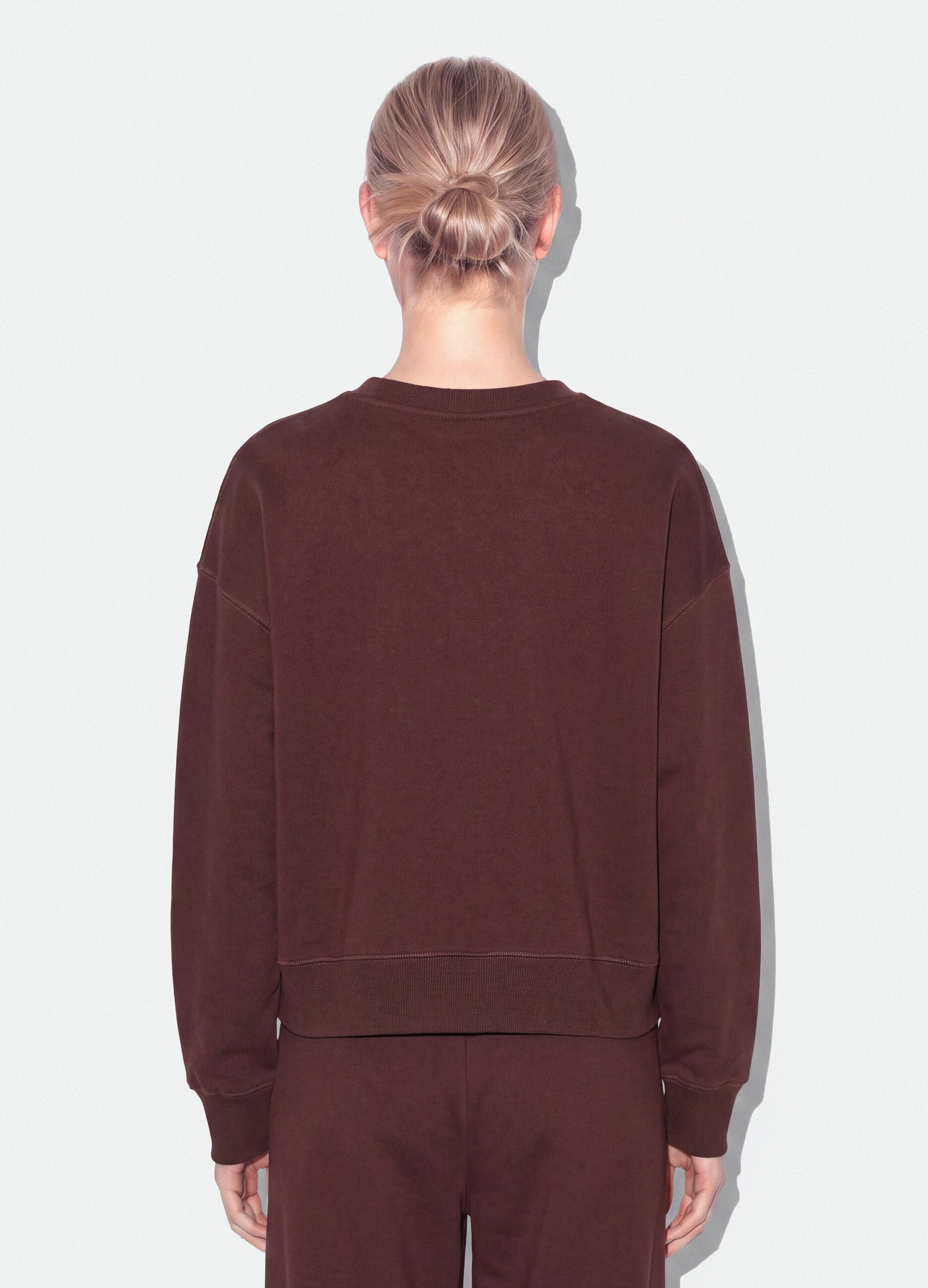 Felpa marrone in misto cotone con girocollo e stampa teddy