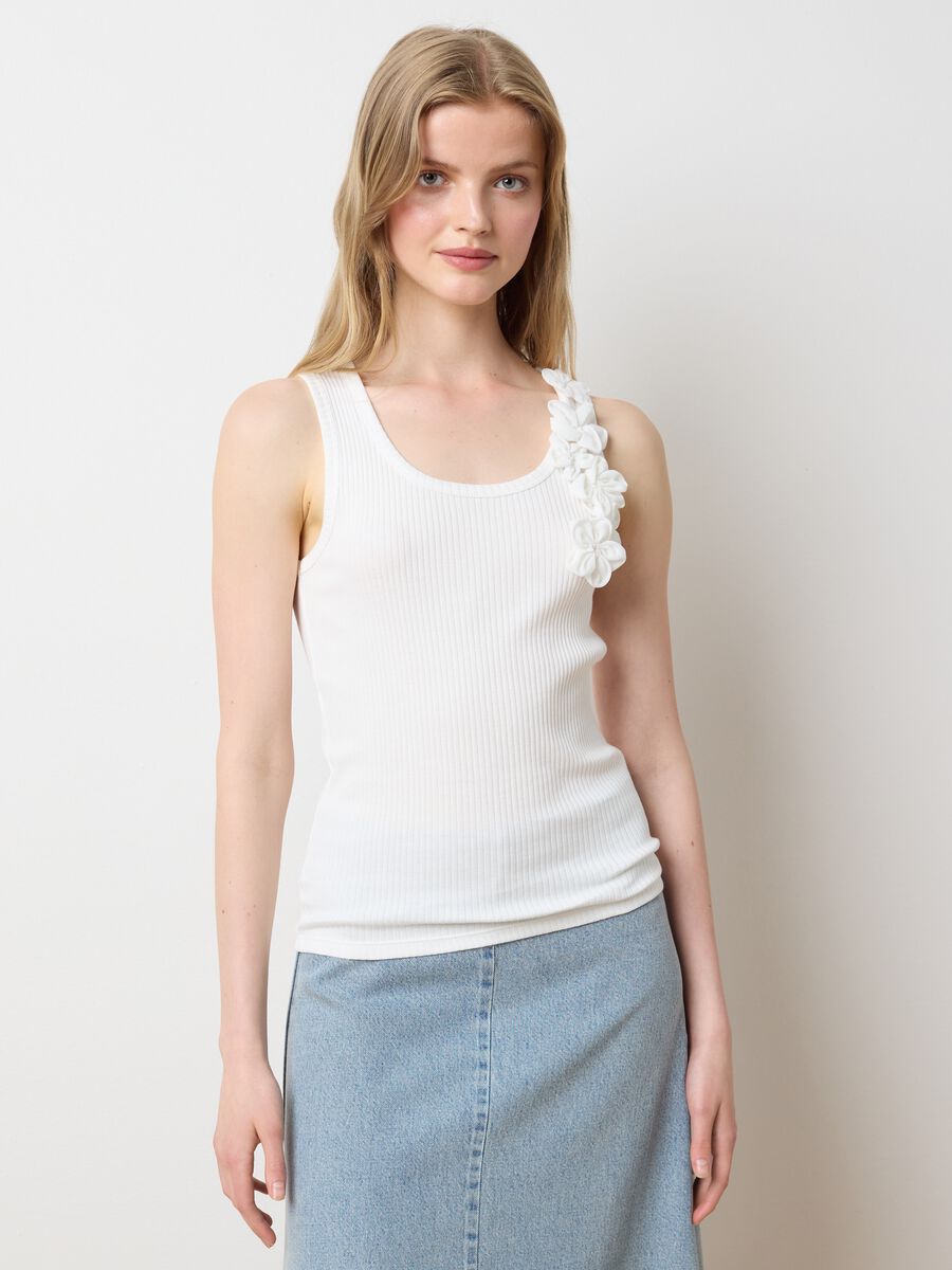 White ribbed top with floral applications_1