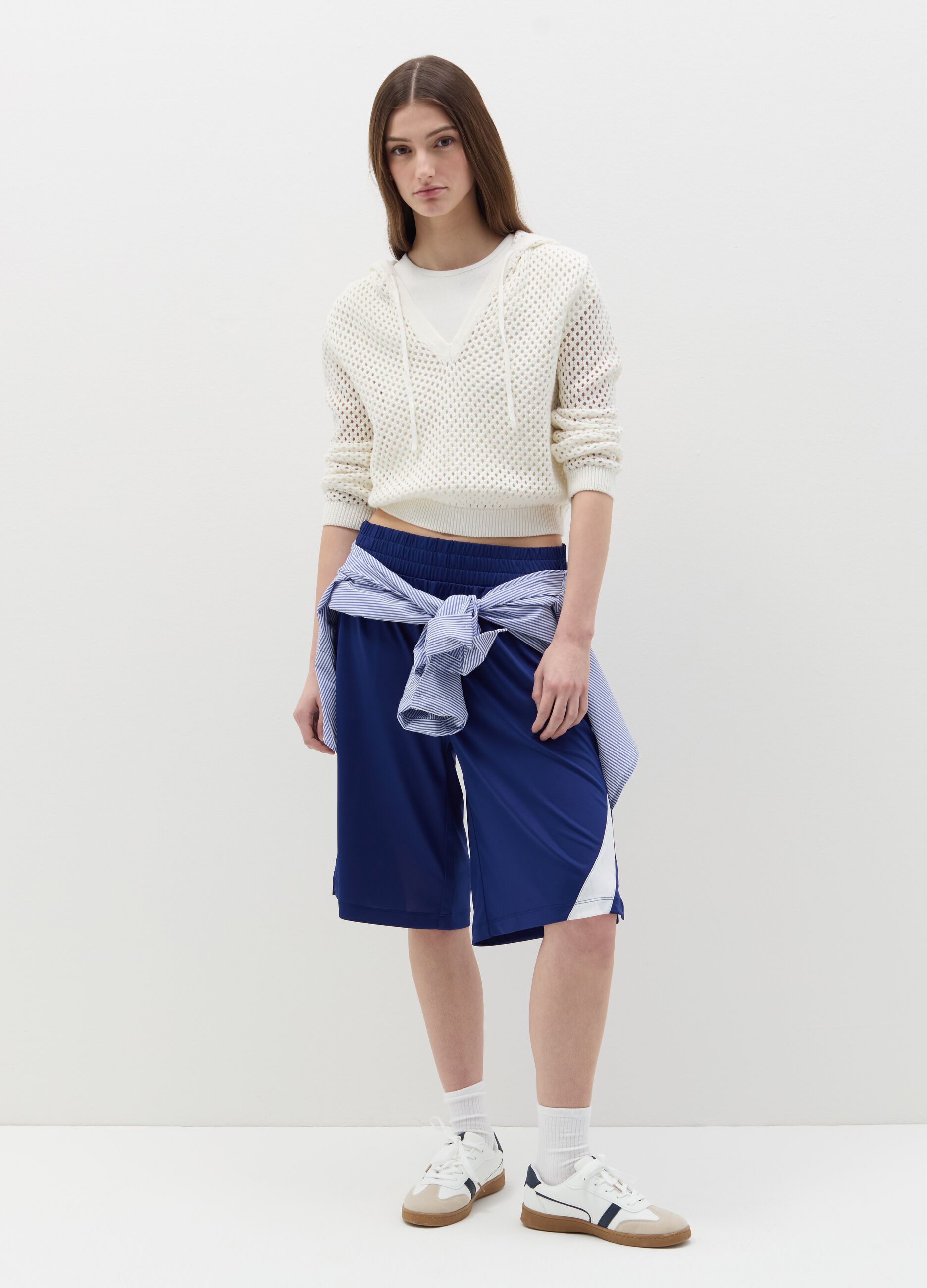 Bermuda joggers with contrasting piping