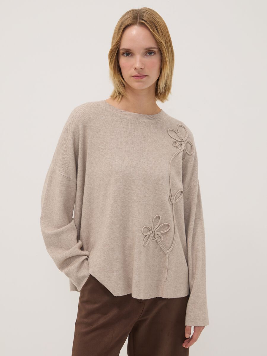 Sand viscose-blend top with floral appliqu&eacute;s, regular fit_0