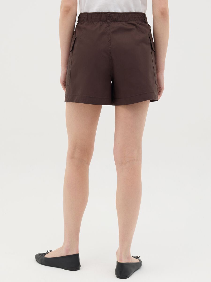 Women's brown regular fit stretch cotton shorts with applied pockets_3