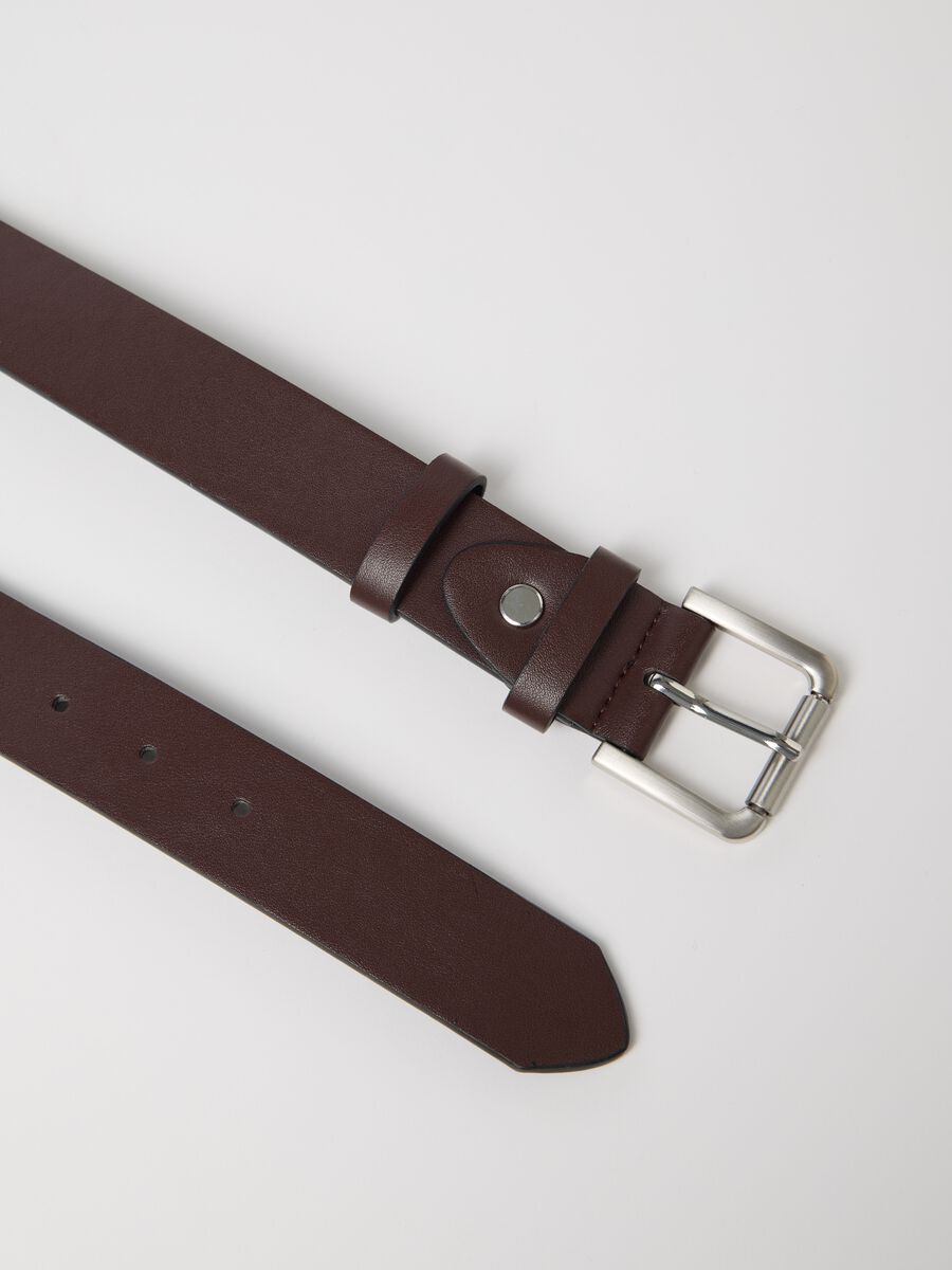 Brown belt with rounded metal buckle_1